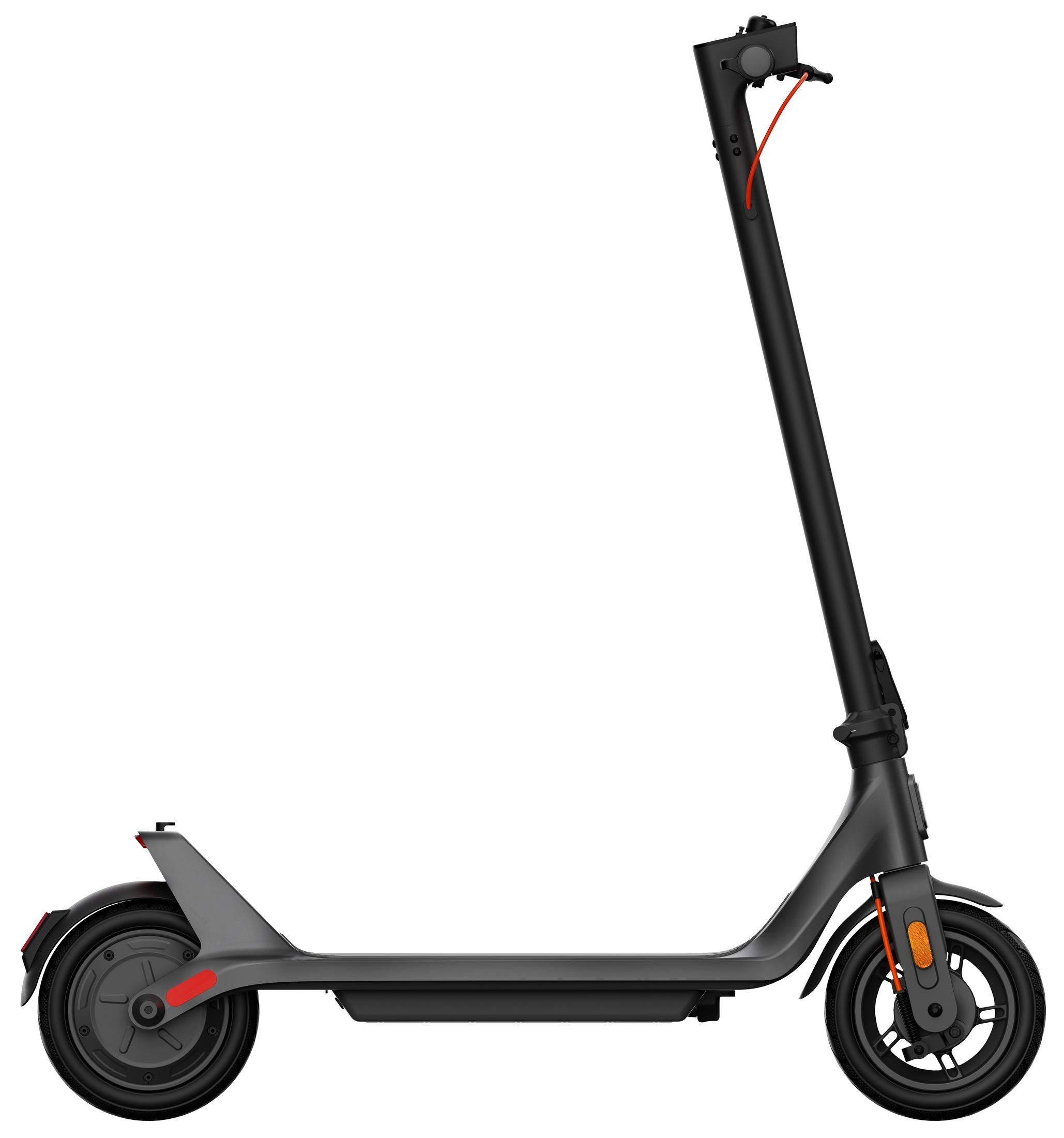 Un monopattino elettrico nero su sfondo bianco. Ha un lungo stelo e due ruote.