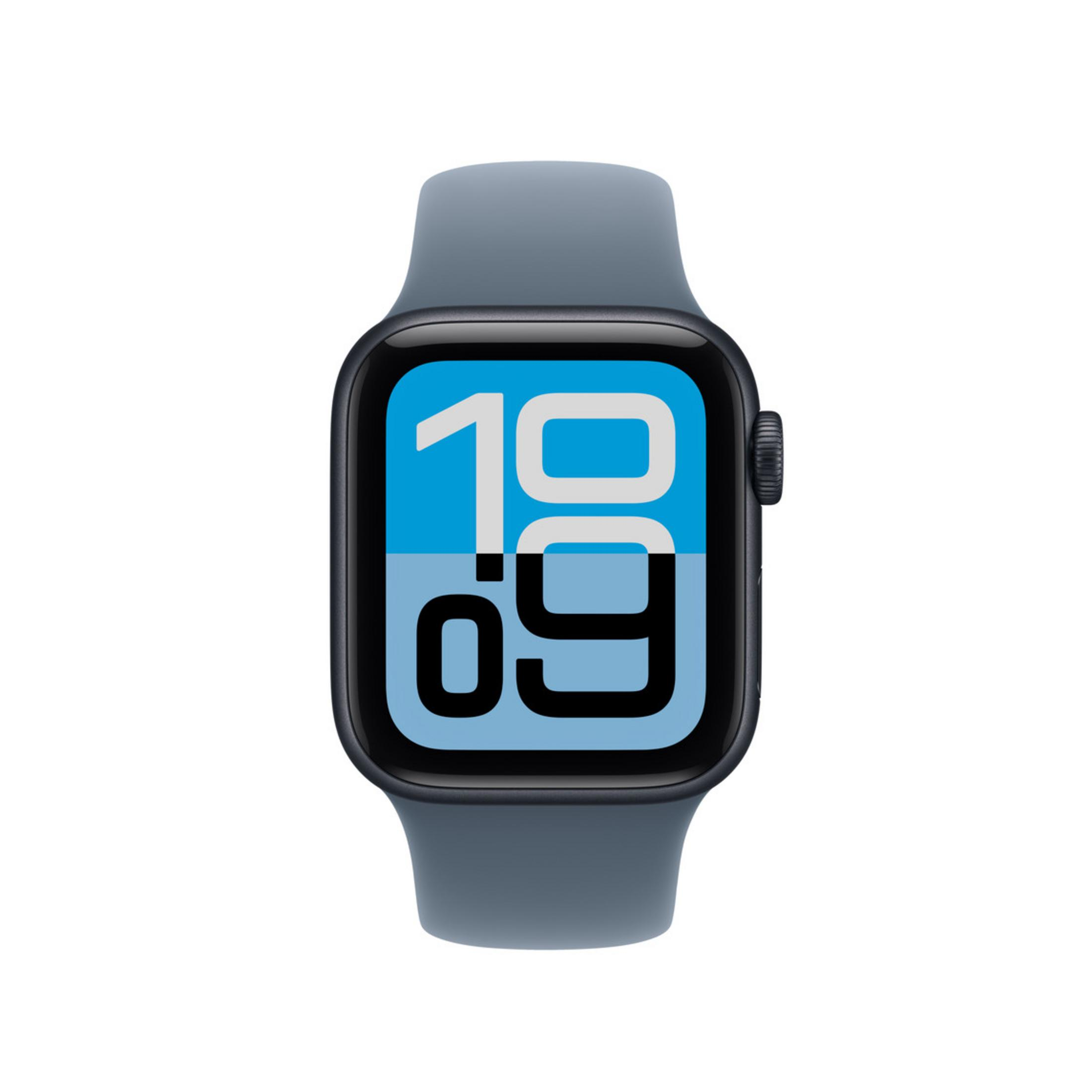 Un Apple Watch grigio visualizza l'ora 10:09 su sfondo blu. L'orologio è su sfondo bianco.