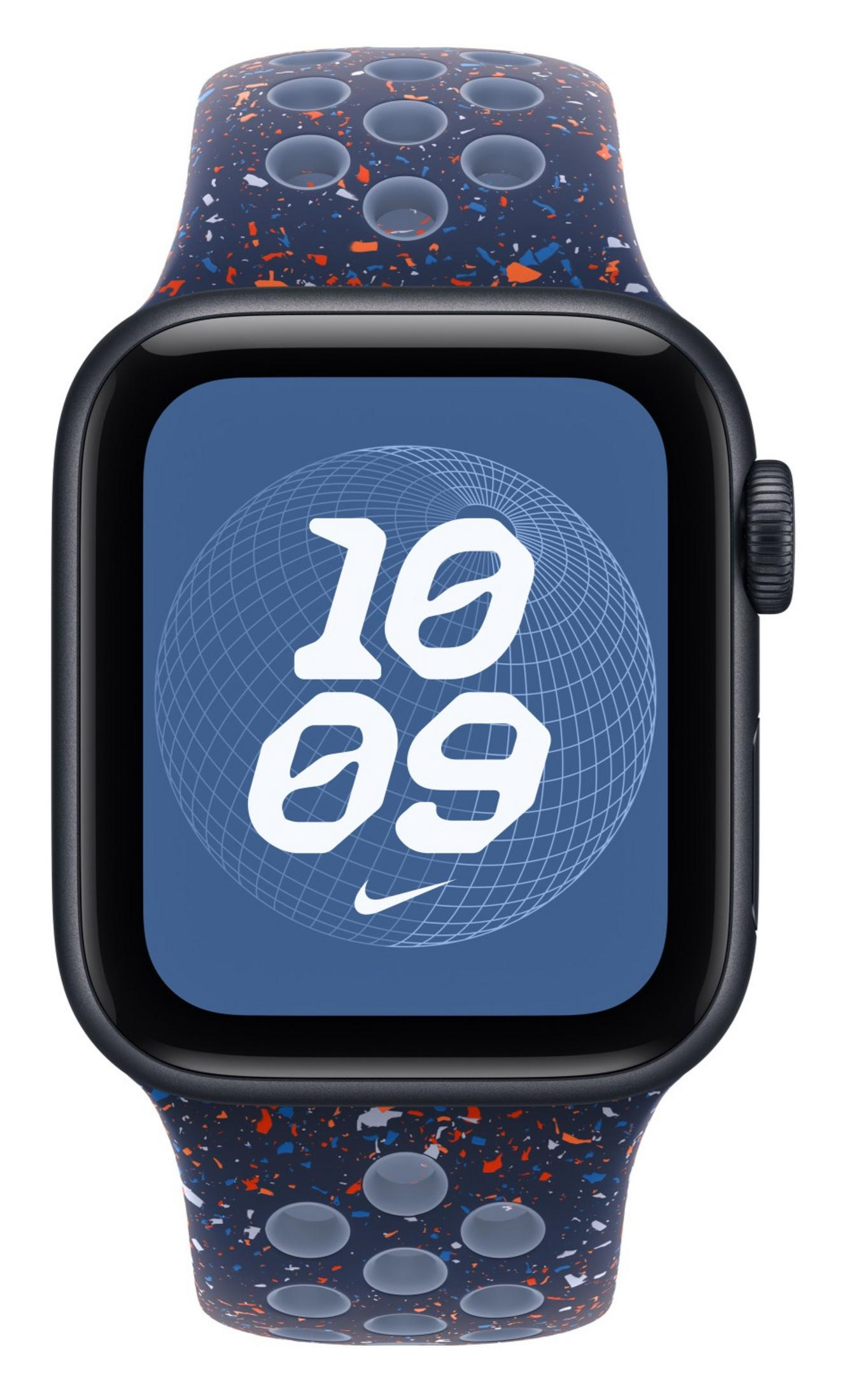 Primo piano di uno smartwatch Nike con cinturino blu maculato. Lo schermo mostra l'ora 10:09, logo Nike.