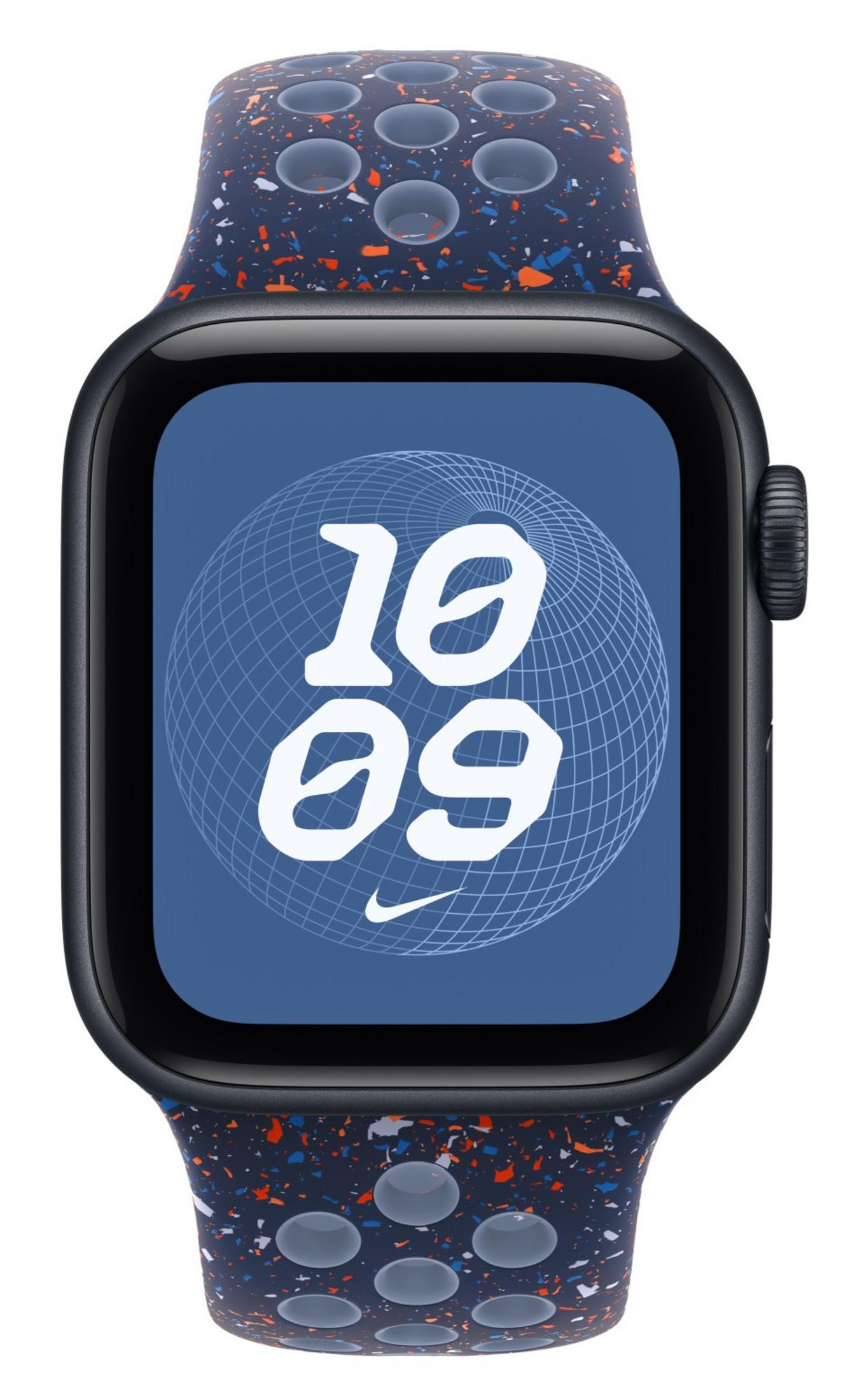Apple Watch nera con cinturino blu maculato. Lo schermo mostra l'ora 10:09, con un globo.