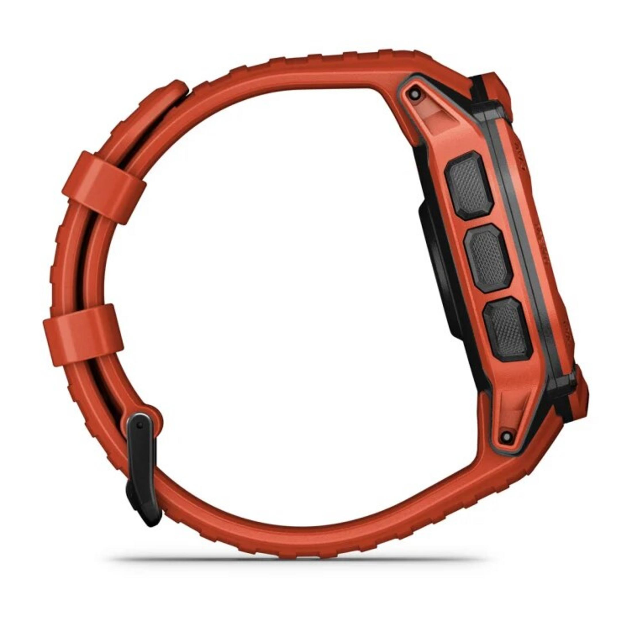 Een oranje smartwatch met zwarte accenten. Het heeft drie knoppen aan de zijkant en een band met een gesp.
