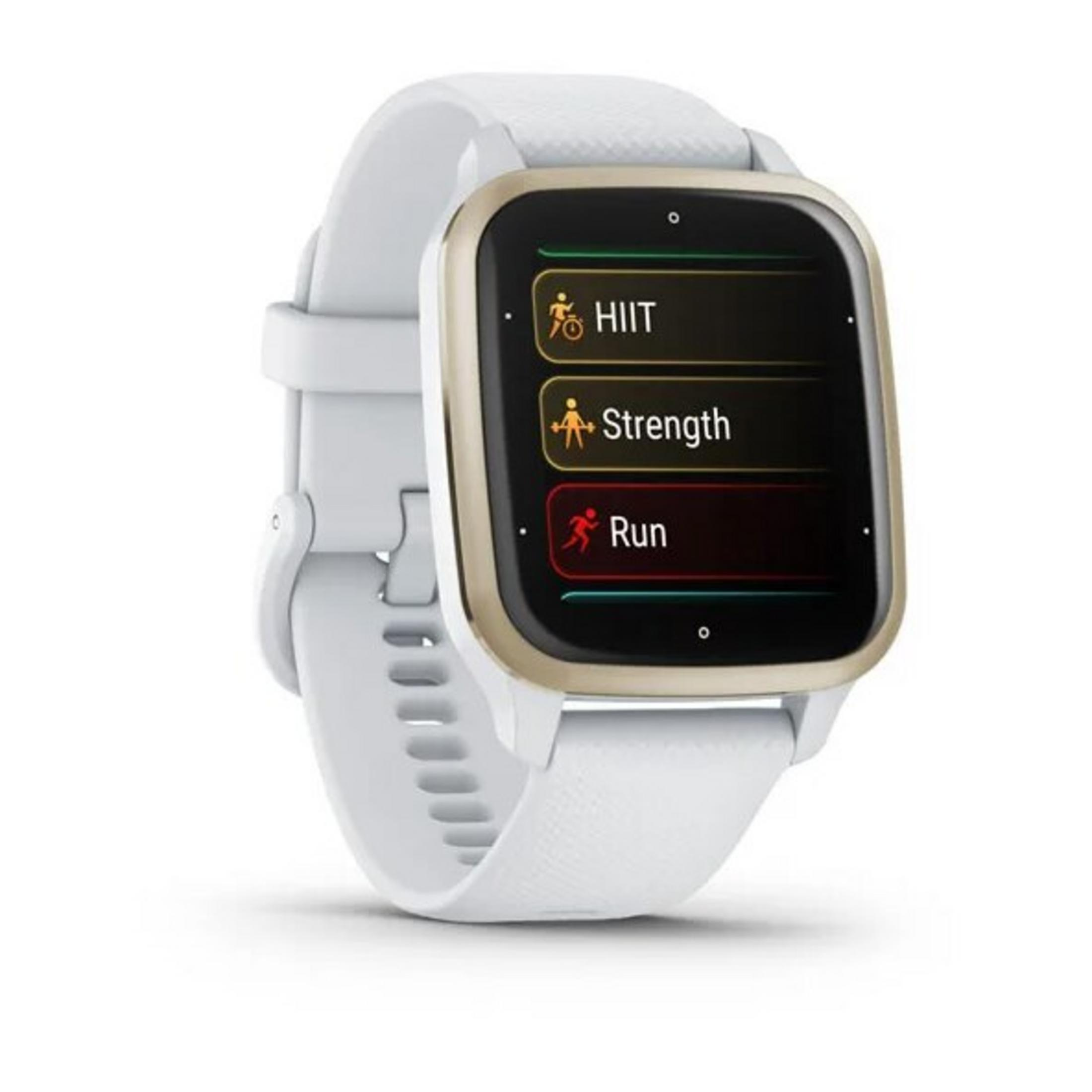 Weiße Smartwatch mit goldener Lünette. Bildschirm zeigt HIIT-, Kraft- und Laufoptionen. Weißes Armband.