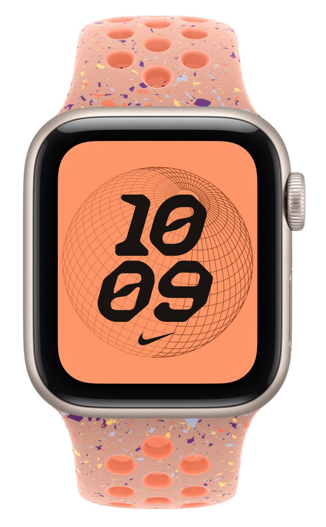 Apple Watch con cinturino color pesca. Quadrante mostra 10:09, logo Nike. Cinturino ha fori e macchie colorate.