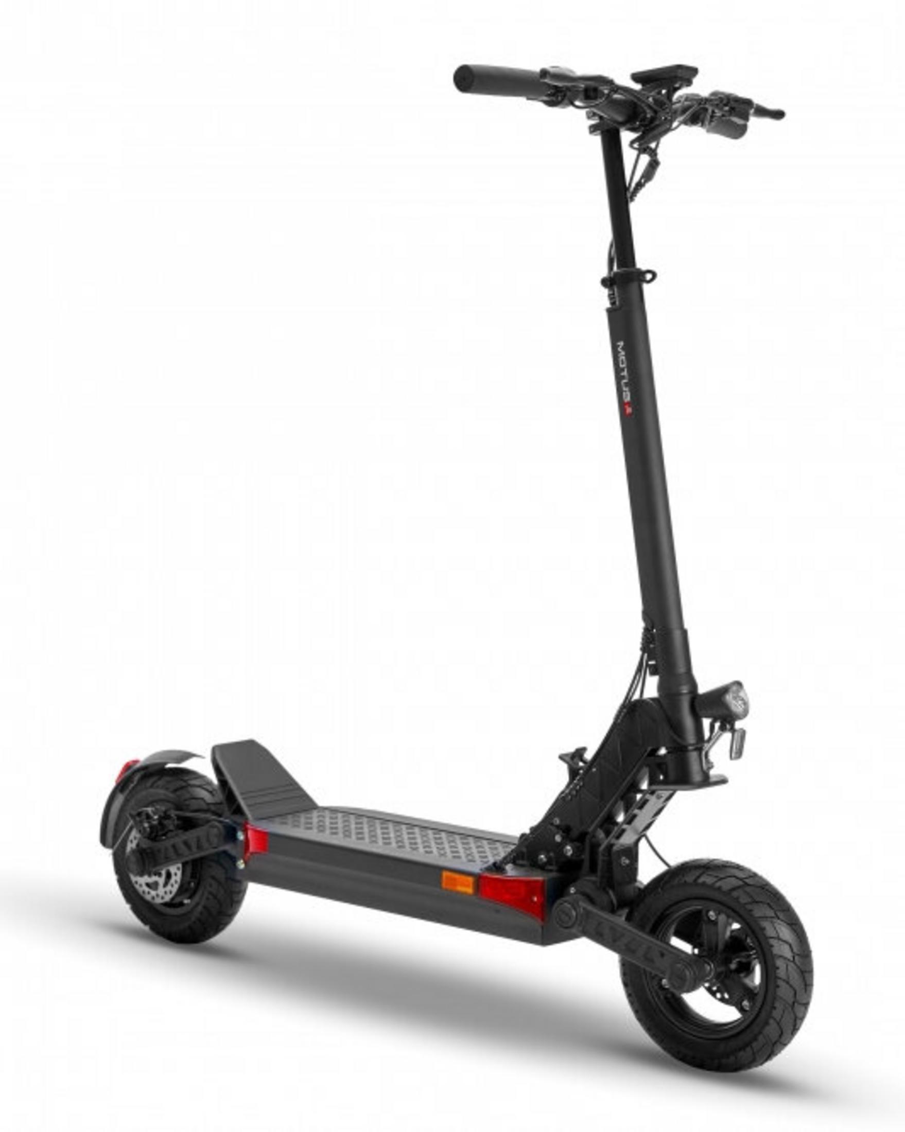 Czarny skuter elektryczny. Cechy: kierownica, pokład, dwa koła i wspornik z marką MOTUS. Tło białe.