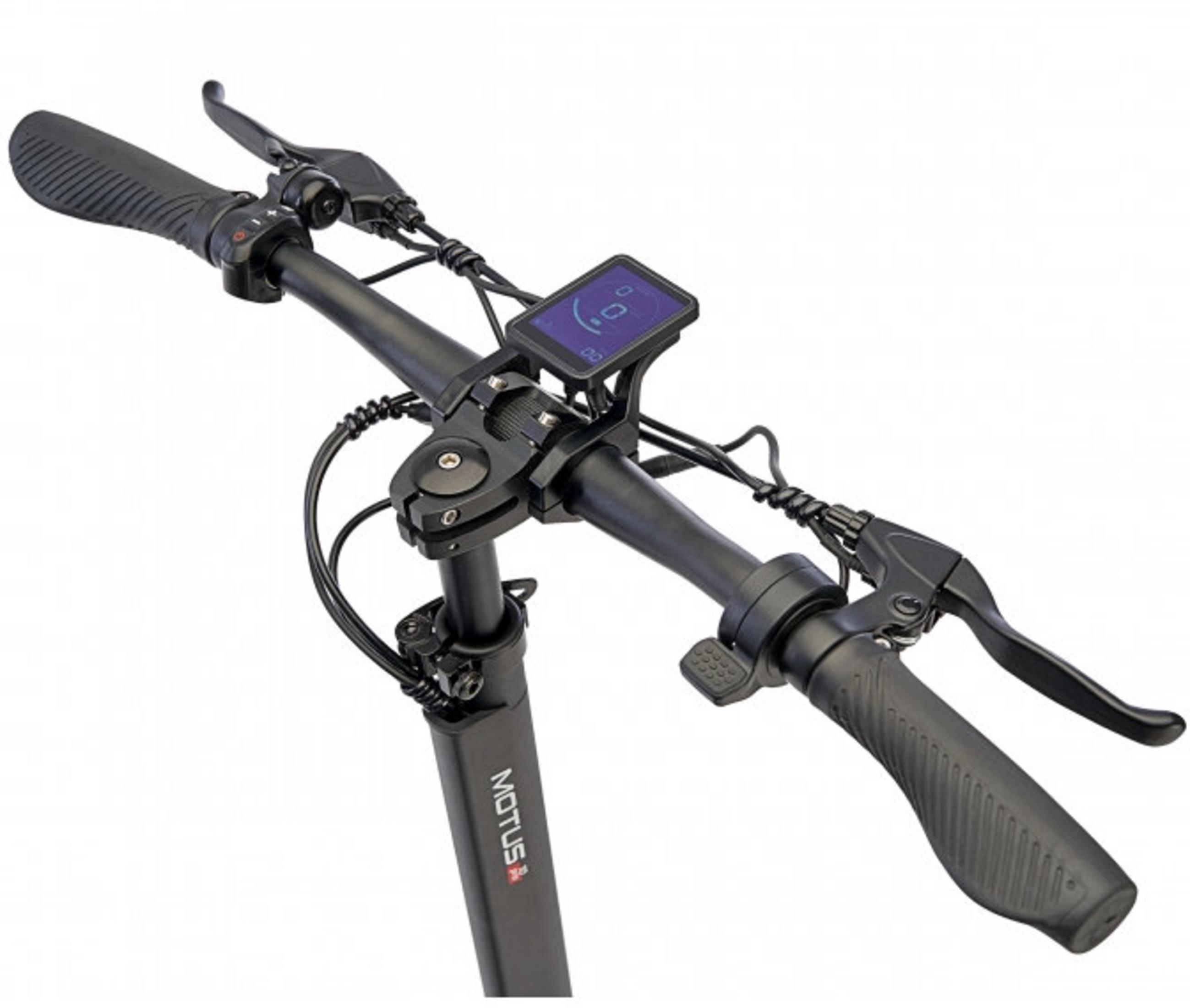 Zbliżenie kierownicy skutera. Ma wyświetlacz, hamulce i uchwyty. Skuter jest czarny i ma nazwę marki.