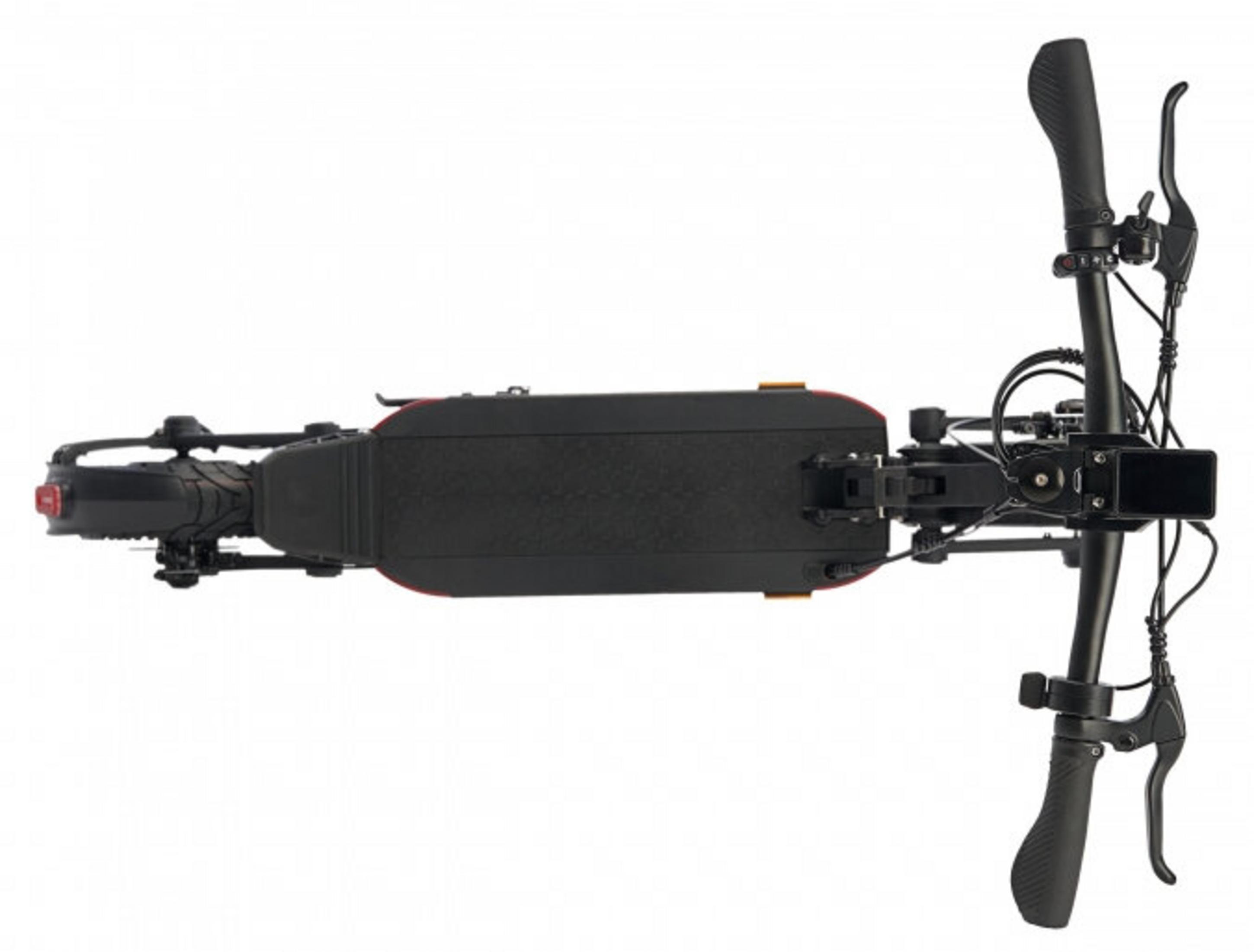 Widok z góry na czarną hulajnogę elektryczną. Widoczne kierownica, podest i koła, wszystko na białym tle.