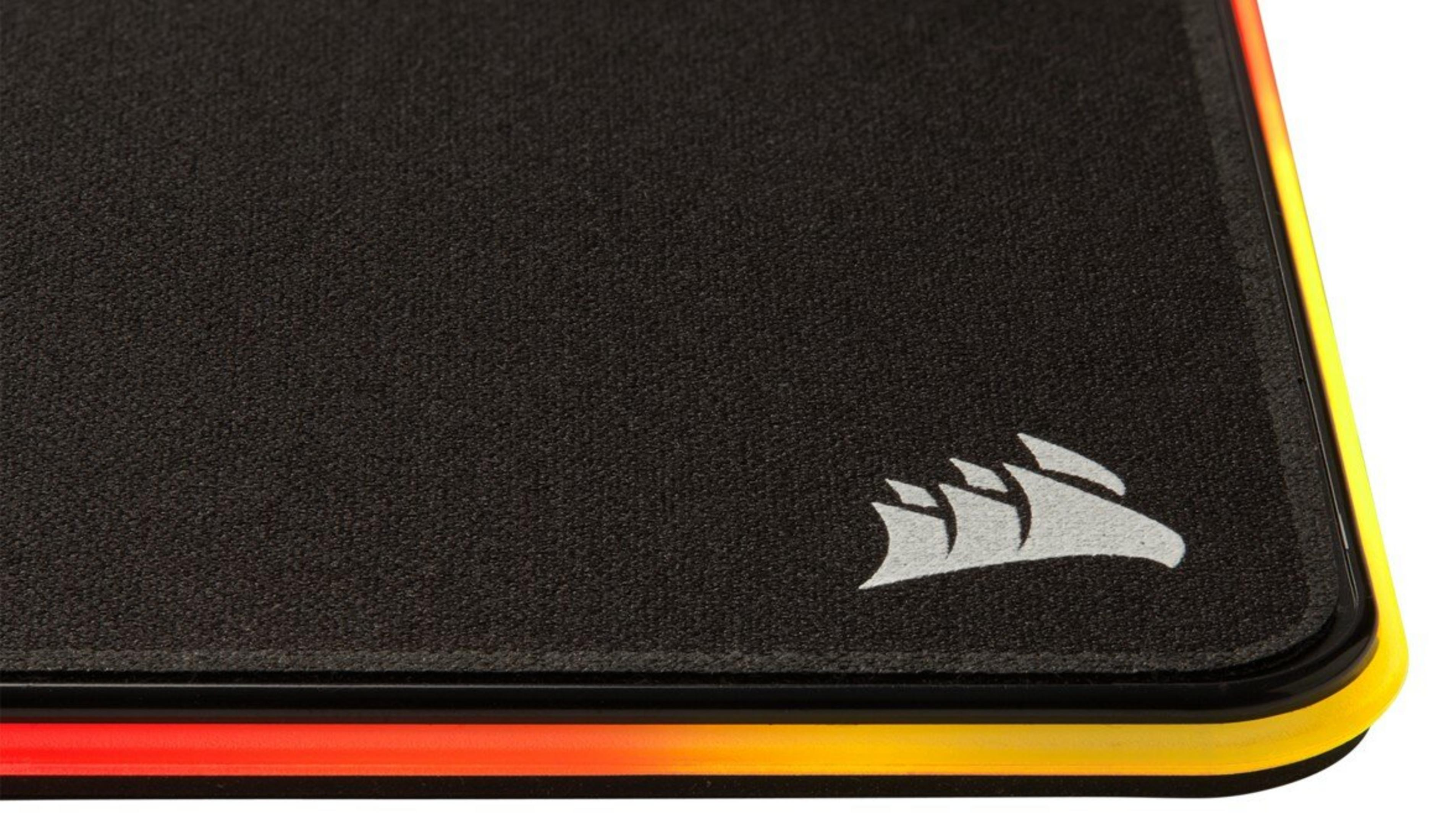 Nahaufnahme eines schwarzen Mauspads mit weißem Logo. Der Rand hat ein gelb-orangenes Leuchten.