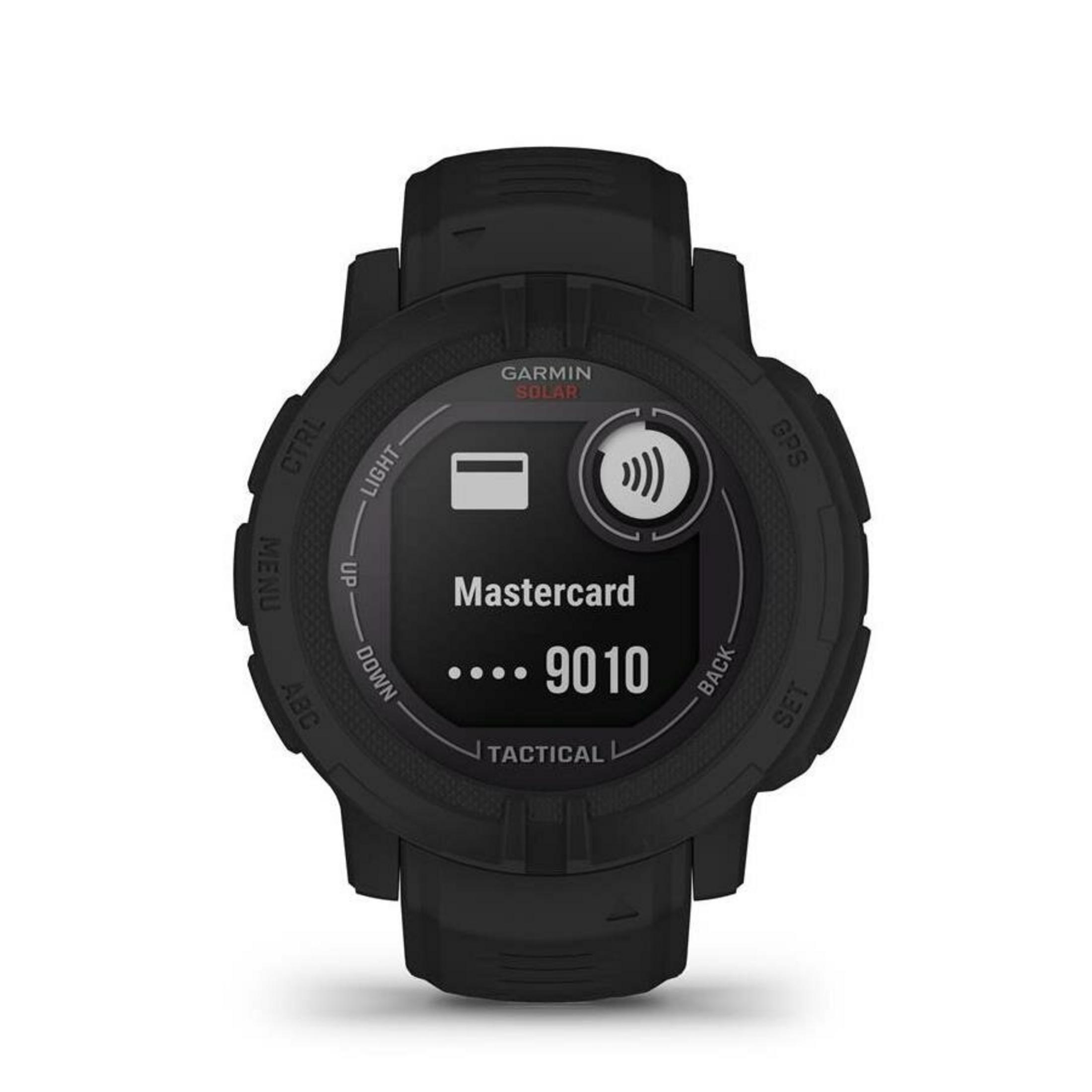 Czarny zegarek Garmin Instinct Solar wyświetla kartę kredytową Mastercard. Ekran pokazuje numer karty i symbol płatności zbliżeniowej.