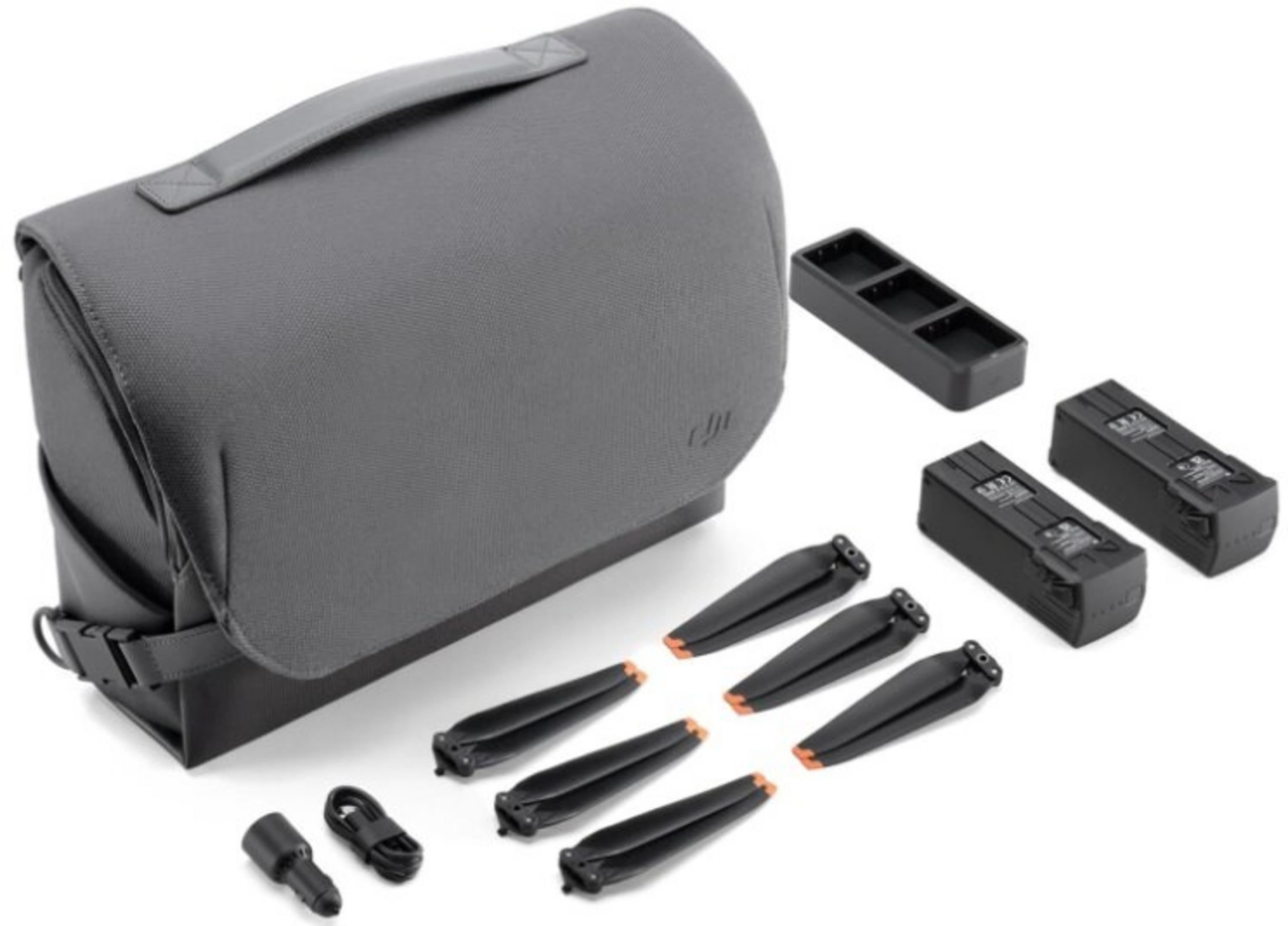 Szara walizka do drona z uchwytem, akcesoriami, bateriami, śmigłami i ładowarką widoczne na białym tle.