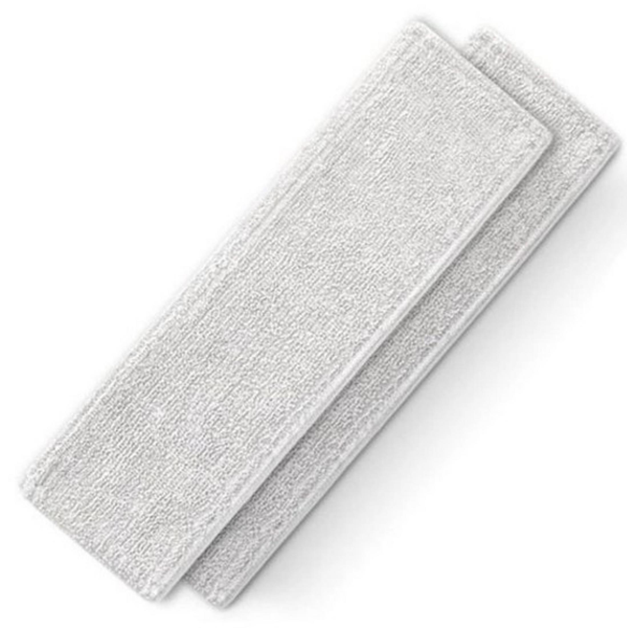 Dwa prostokątne, jasnoszare pady do mopa z mikrofibry lekko nachodzą na siebie na białym tle.