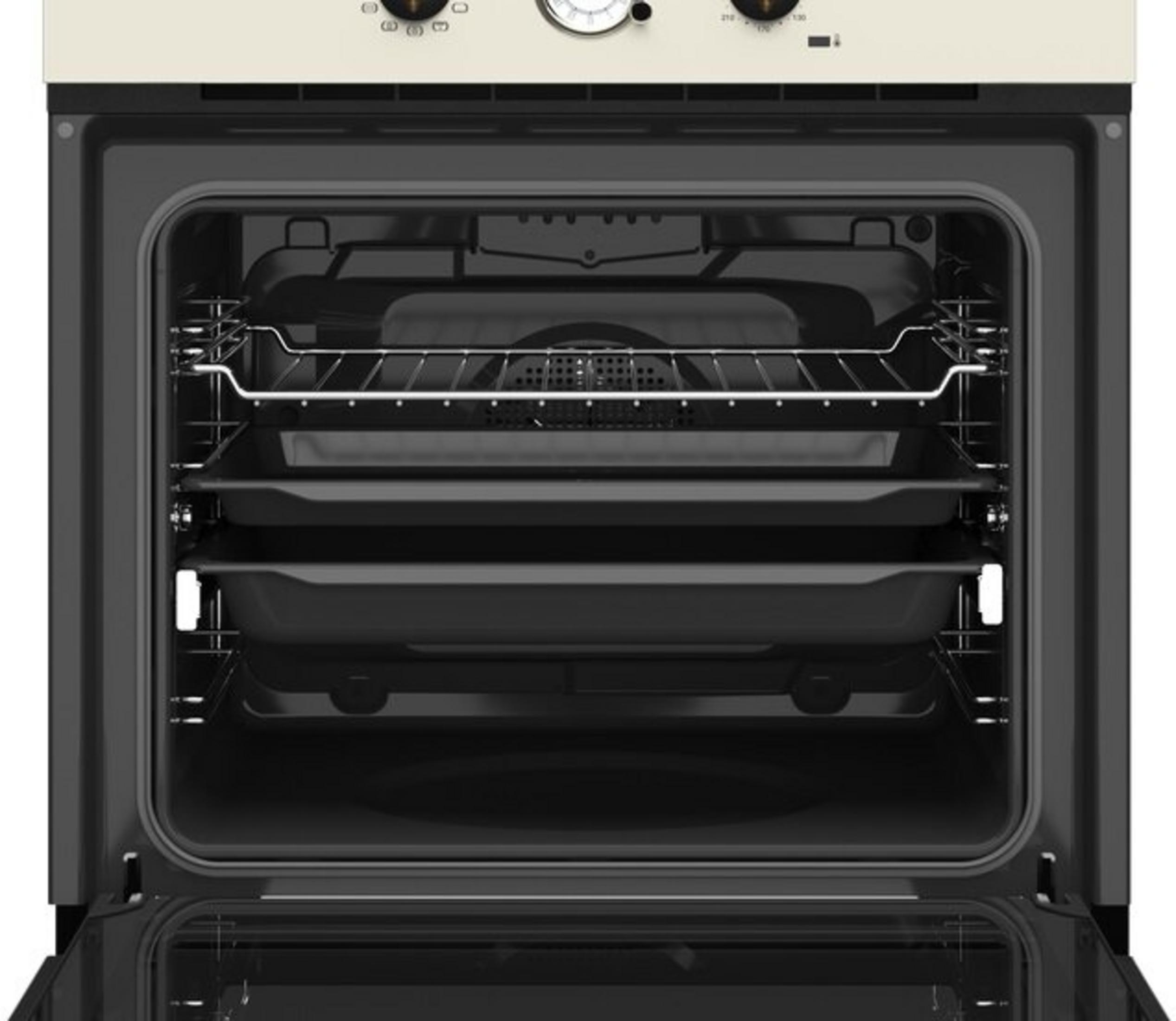 Piekarnik z otwartymi drzwiami. Wewnątrz znajdują się dwie tace i ruszt. Górny panel ma elementy sterujące i pokrętła.