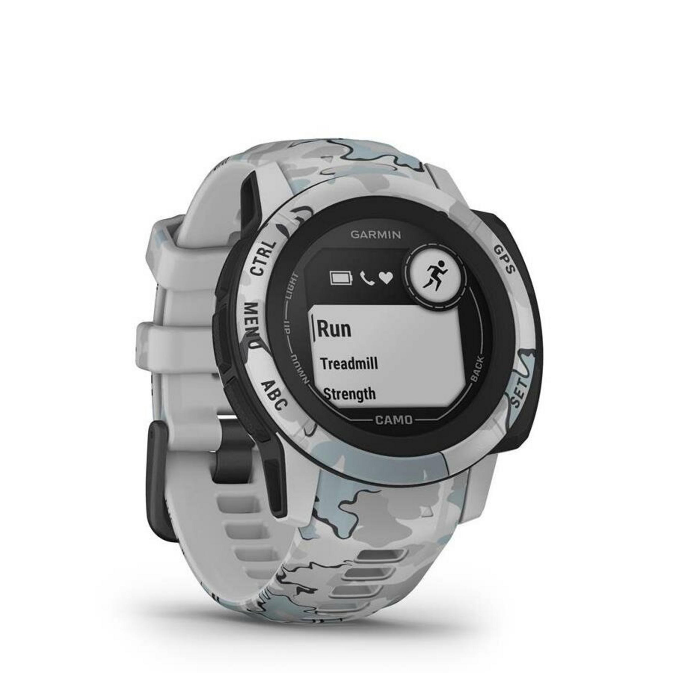 Zegarek Garmin z paskiem w kamuflażu. Ekran wyświetla 'Run', 'Treadmill', 'Strength'. Zegarek jest na białym tle.