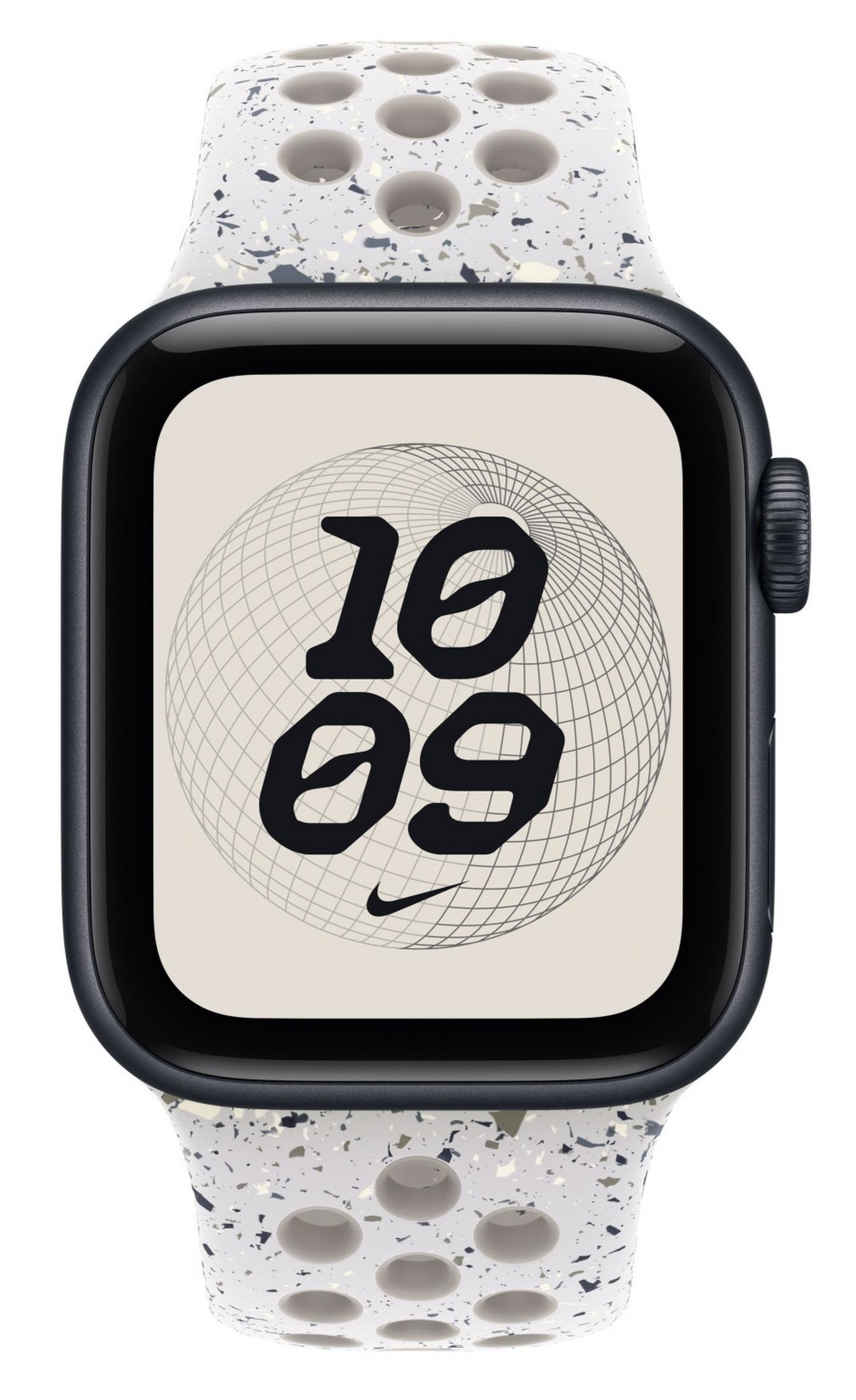 Apple Watch con cinturino maculato. Il quadrante mostra '10 09' e il logo Nike.