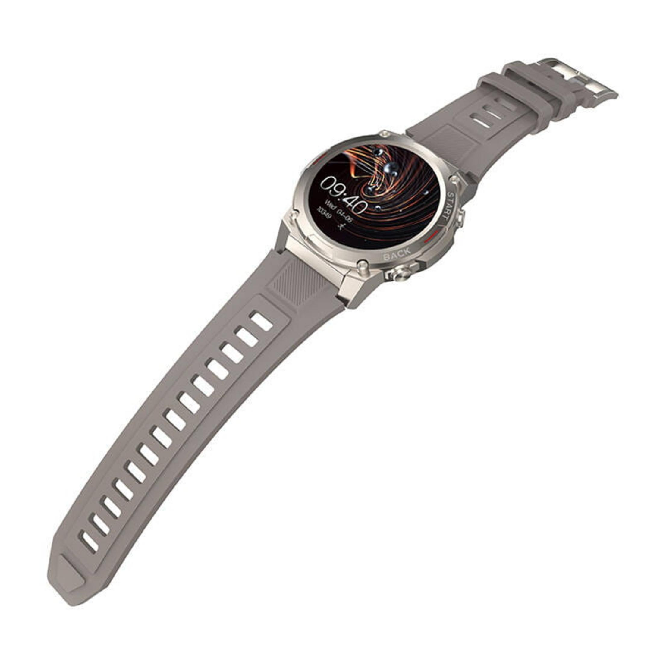 Een grijze smartwatch op een witte achtergrond. De wijzerplaat toont de tijd. De band heeft rechthoekige gaten.