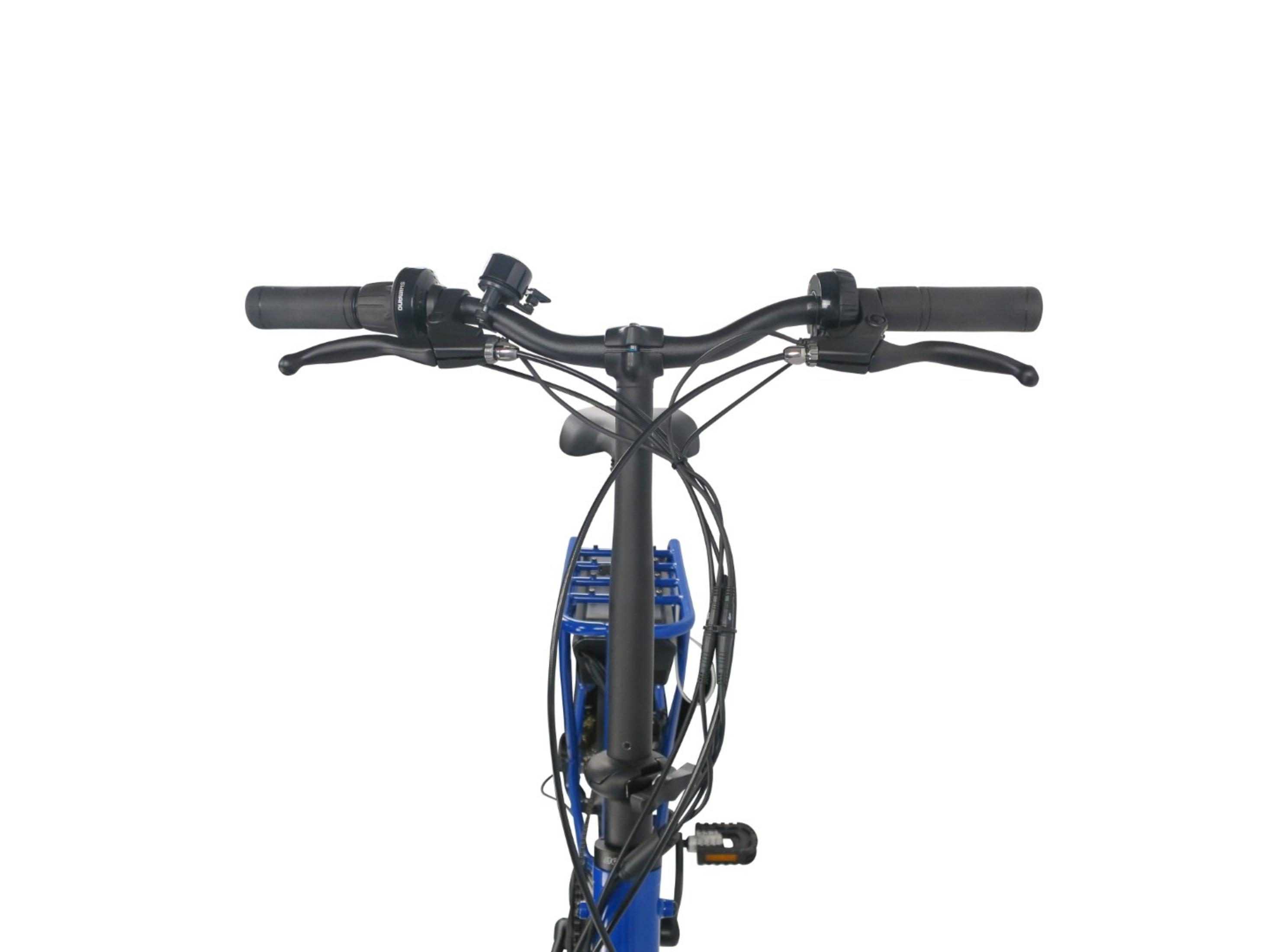 Zbliżenie kierownicy roweru z kontrolkami, dzwonkiem i kablami. Niebieska rama widoczna poniżej.