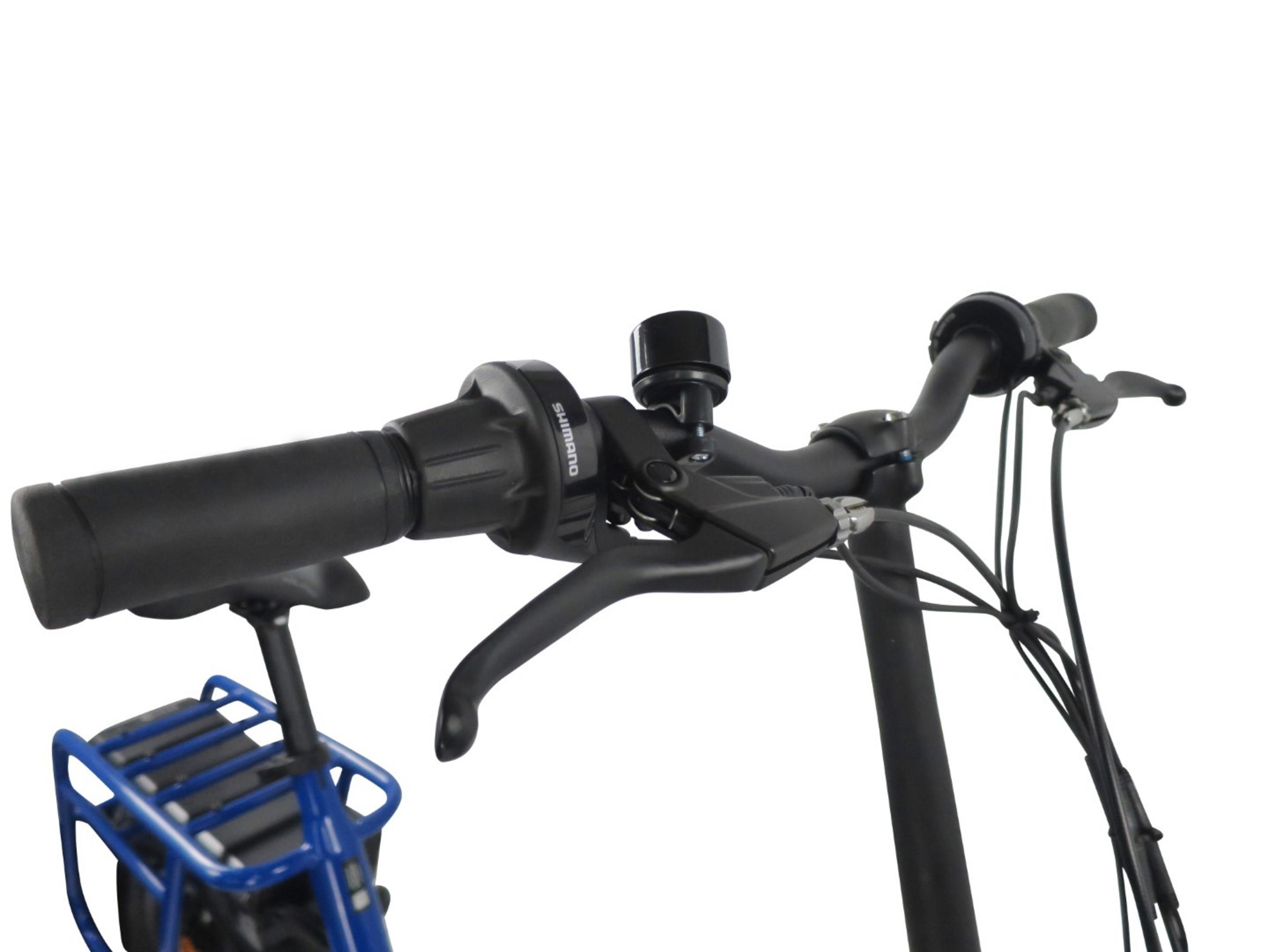 Zbliżenie kierownicy roweru elektrycznego. Czarne uchwyty, hamulce i dzwonek. Widoczny niebieski bagażnik.