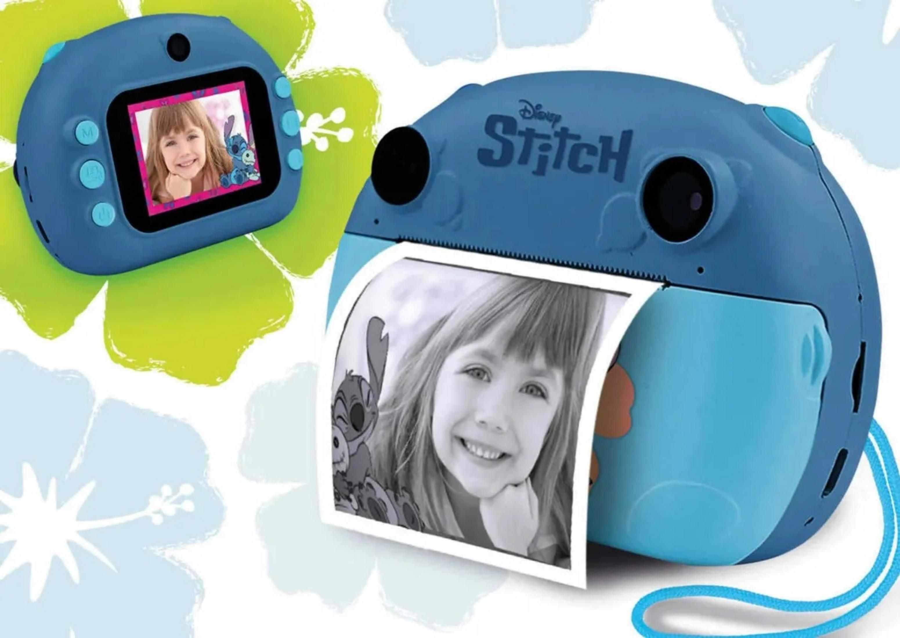 Blaue Stitch-Kamera, die ein Foto eines Mädchens ausdruckt. Oben ist eine weitere Kamera. Blumiger Hintergrund.