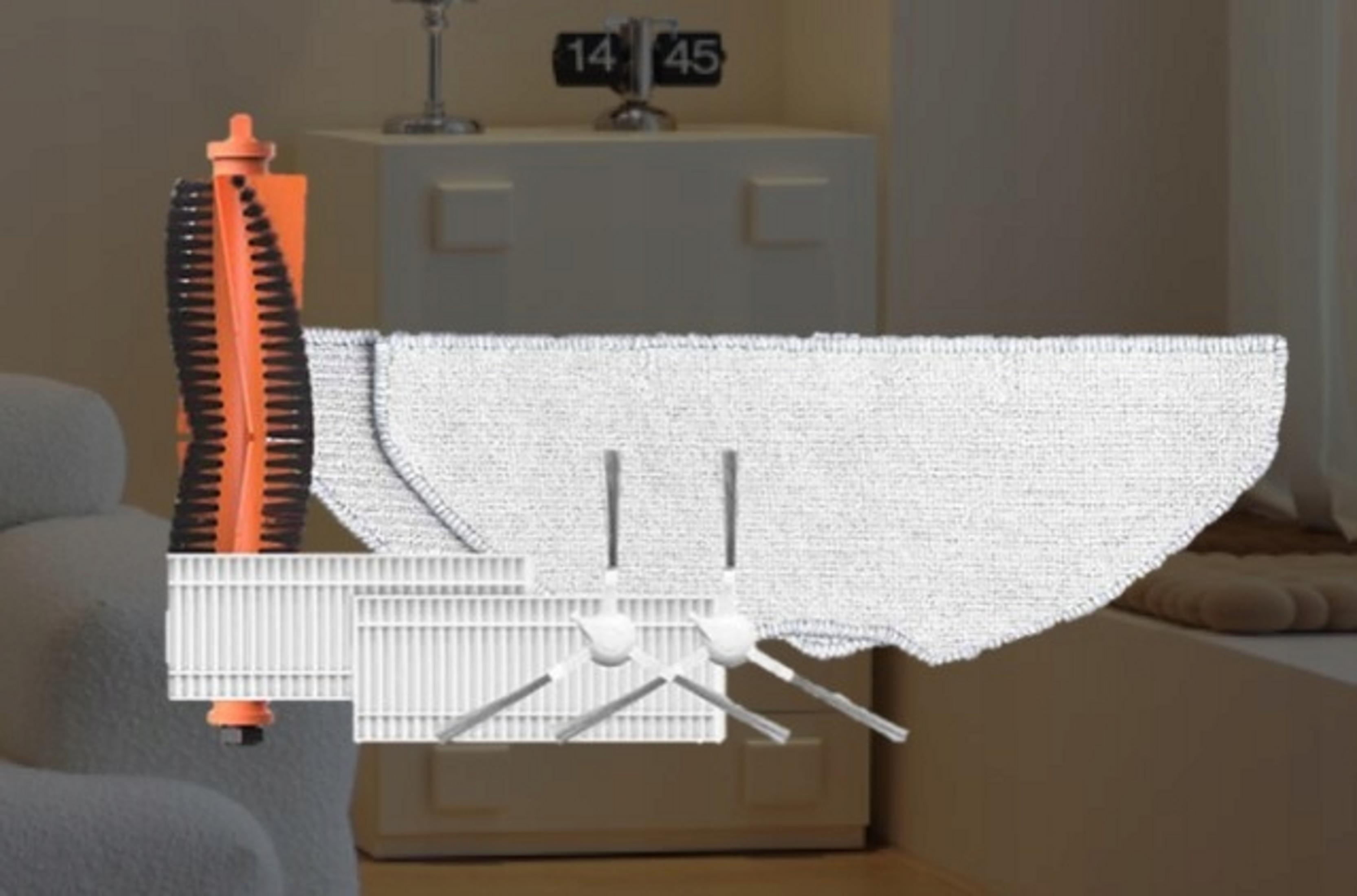 Części robota sprzątającego: szczotka, nakładka do mopa, szczotki boczne i filtr. Tło: zegar i meble.