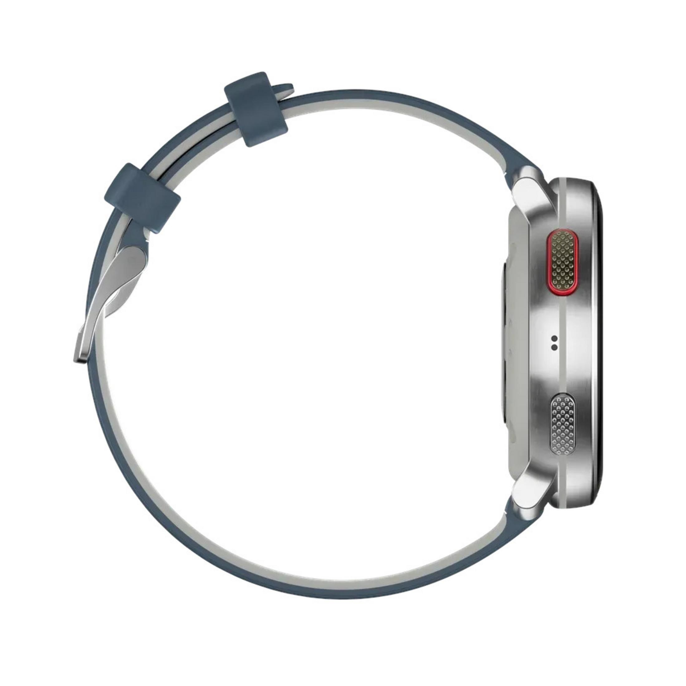 Vista laterale di uno smartwatch. L'orologio ha una cassa argentata e un cinturino blu. Lo sfondo è bianco.