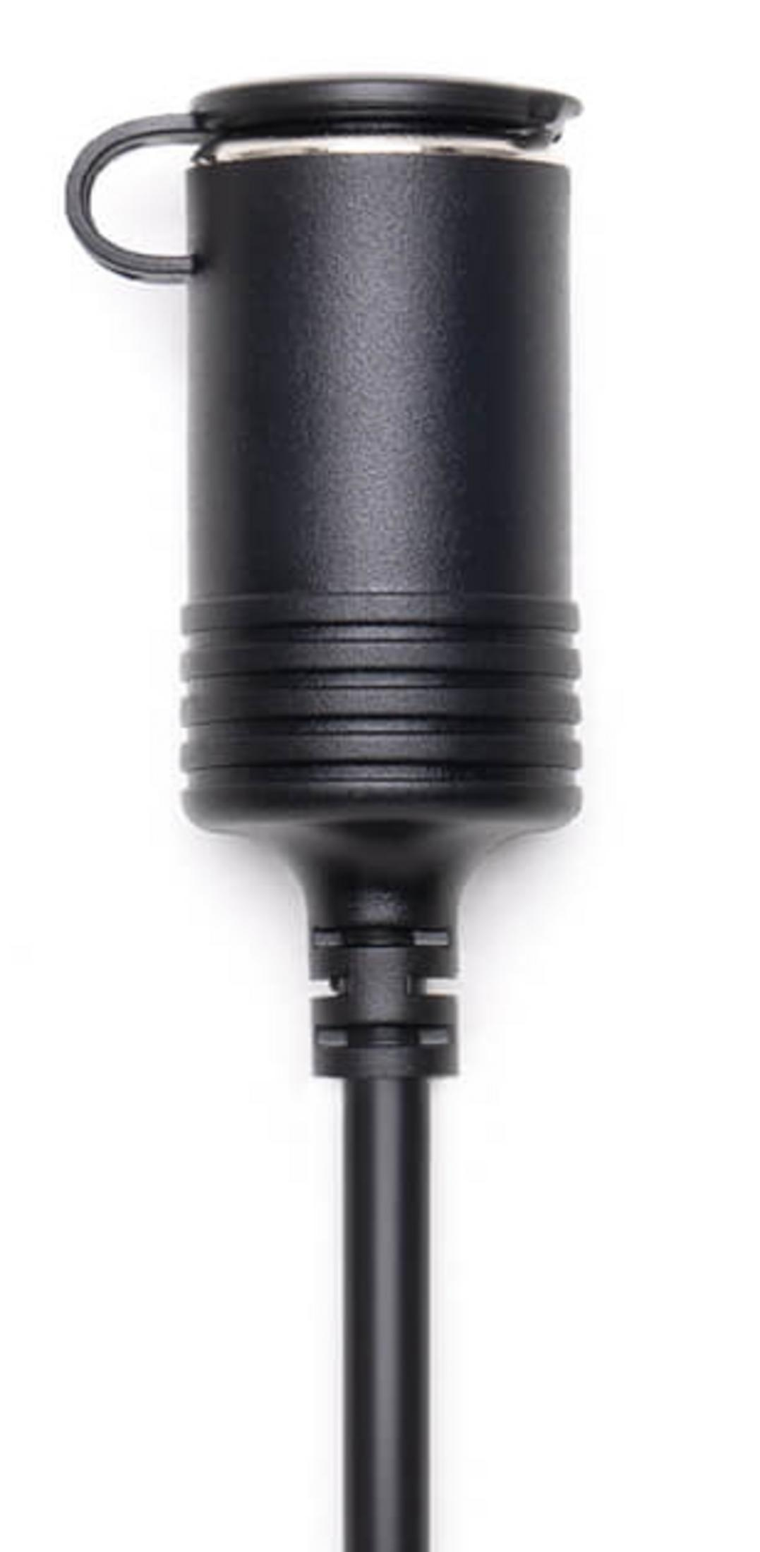 Un oggetto cilindrico nero con coperchio e anello. Ha sezioni a coste e un cavo nero che si estende verso il basso su sfondo bianco.