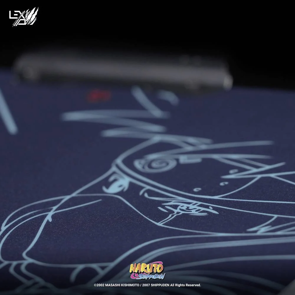 Ciemnoniebieska mata z białym obrysem postaci z Naruto Shippuden. Logo znajduje się na dole po prawej stronie.