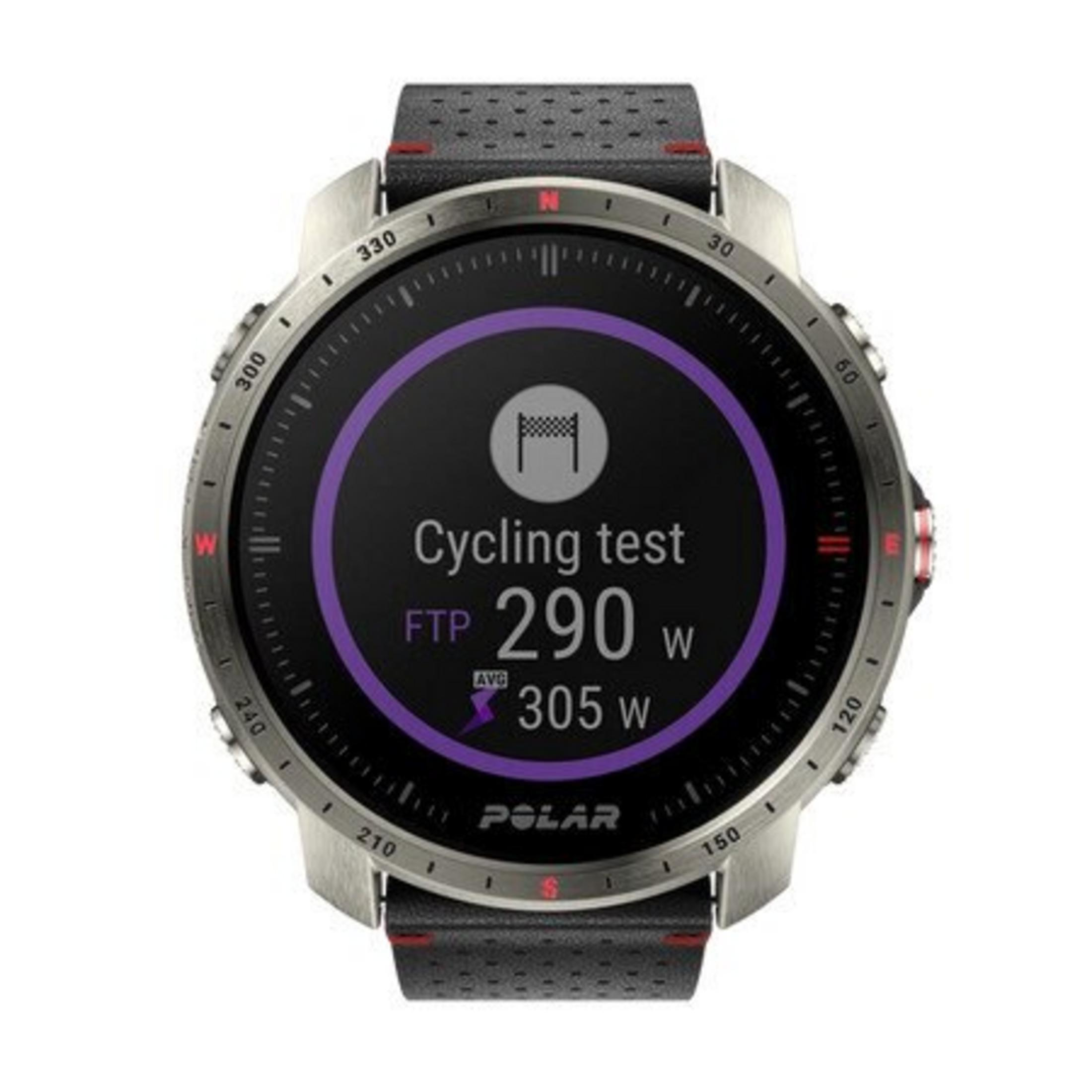 Un reloj inteligente Polar muestra una prueba de ciclismo con métricas de potencia. El reloj tiene una correa negra y un bisel plateado.