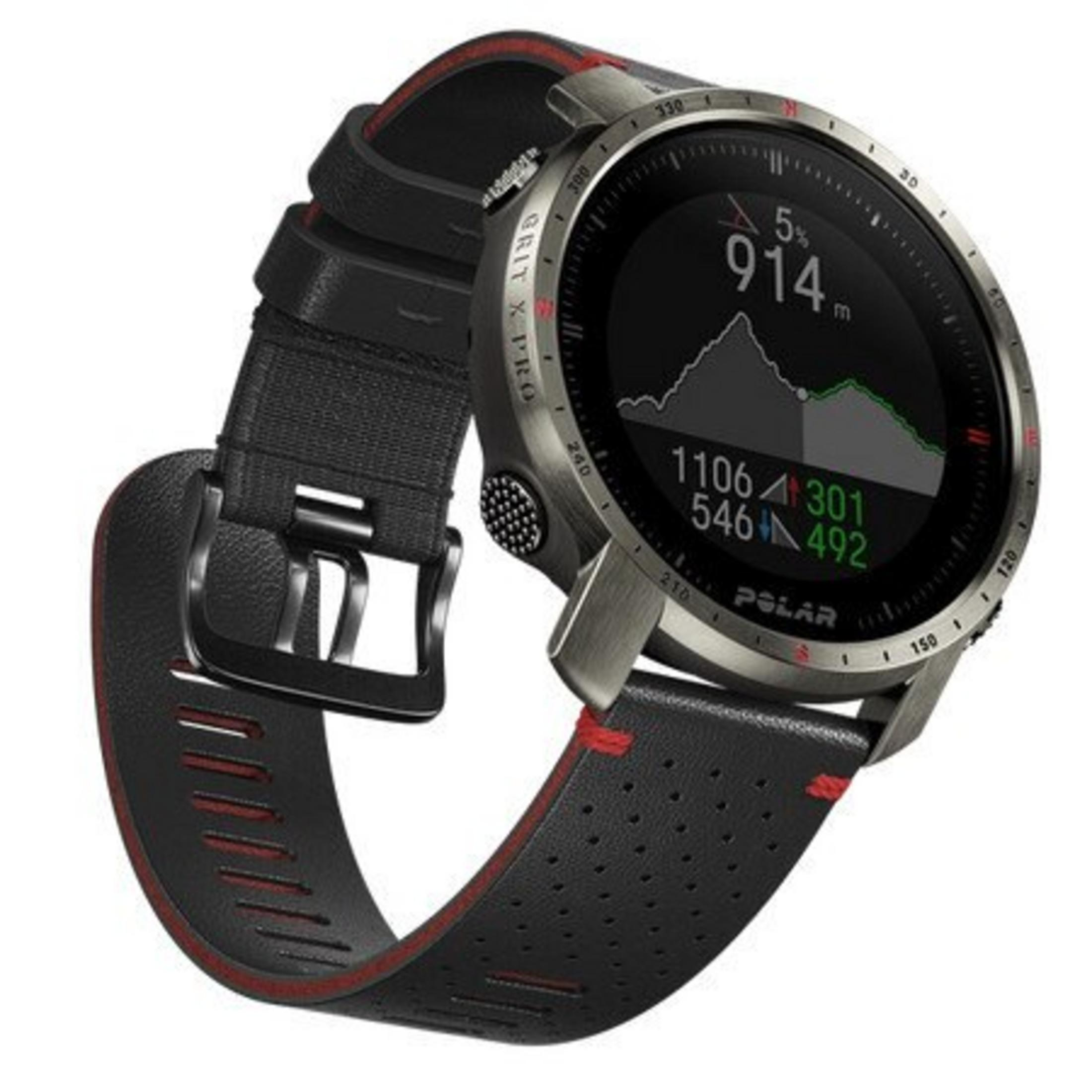 Un reloj inteligente Polar Grit X Pro con correa de cuero negro y detalles rojos. El reloj muestra datos en su pantalla.
