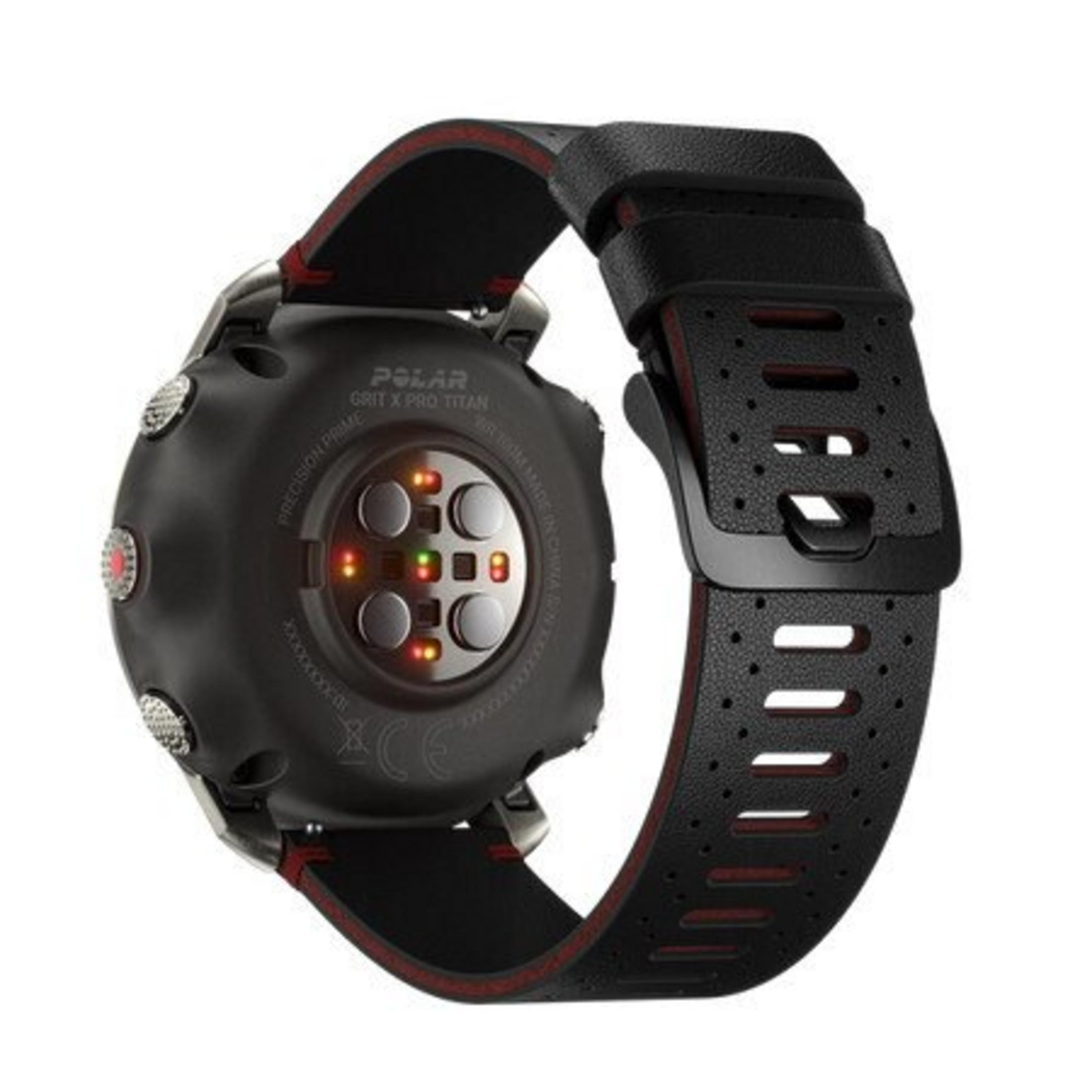 Reloj Polar Grit X Pro Titan negro. Correa negra con detalles rojos, detalles del sensor visibles. Aislado sobre fondo blanco.