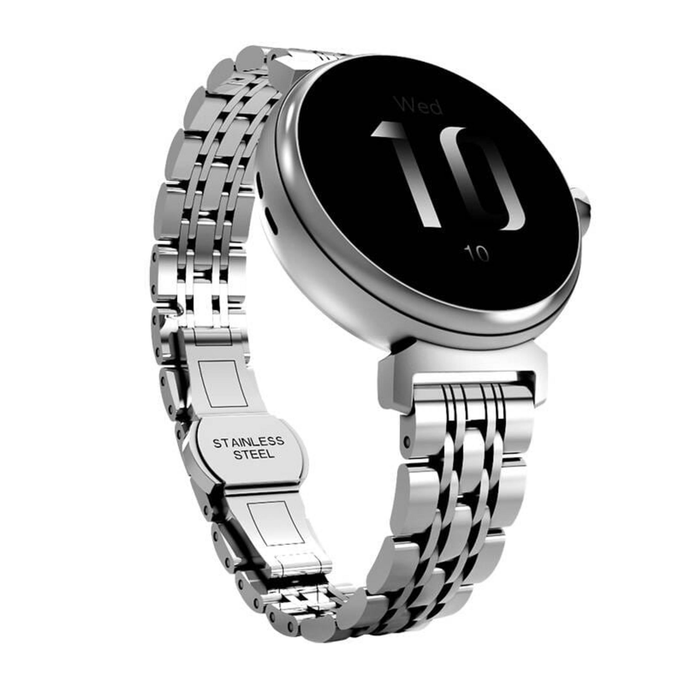 Une montre intelligente argentée avec un bracelet en acier inoxydable affiche 'Mer 10'. Le bracelet indique 'ACIER INOXYDABLE'.