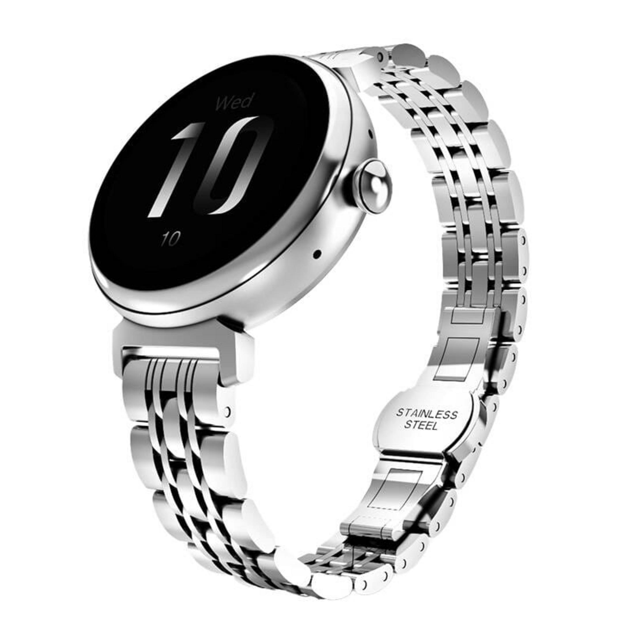 Une smartwatch argentée avec un écran noir affichant la date et l'heure. Elle a un bracelet en acier inoxydable.
