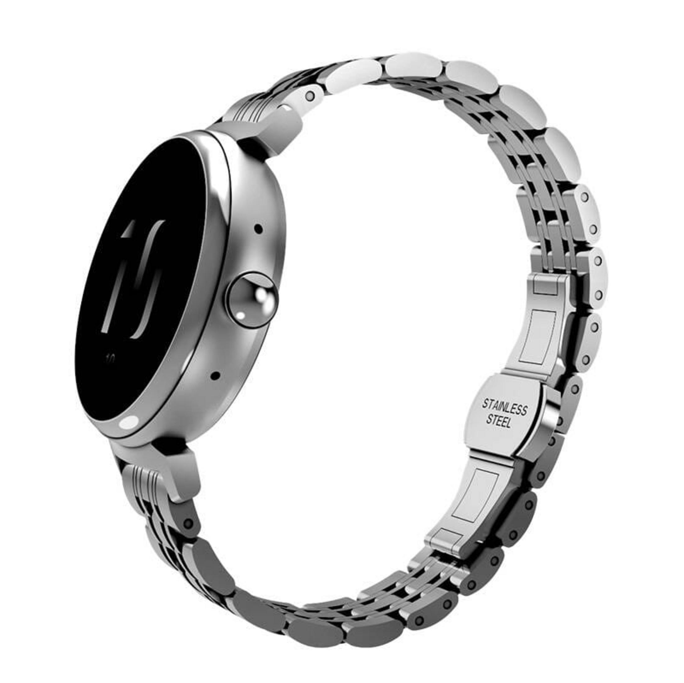 Une montre connectée argentée avec un écran noir affichant des chiffres. Elle a un bracelet en acier inoxydable.