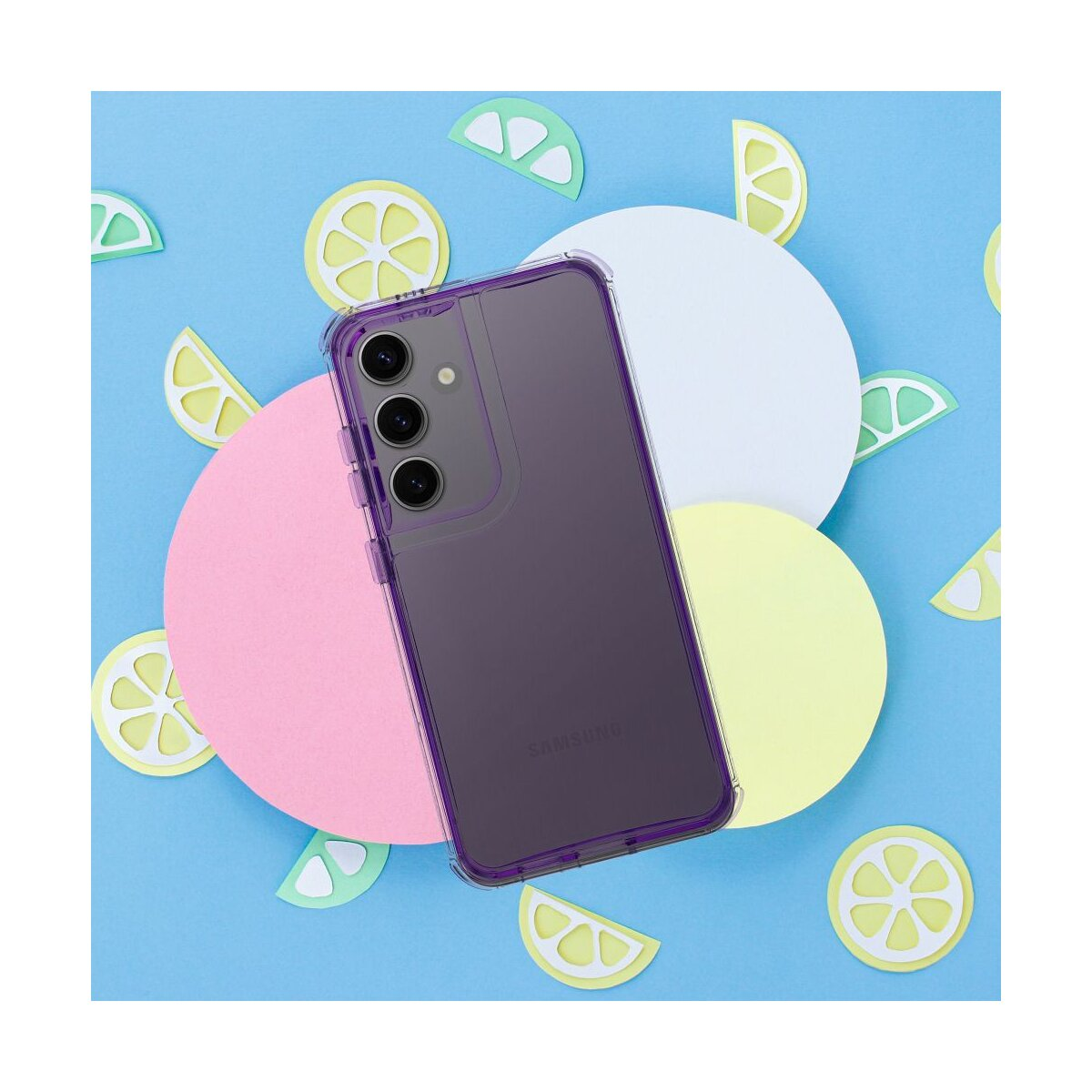 Un telefono Samsung in una custodia viola su sfondo blu con ritagli di carta di agrumi e cerchi colorati.