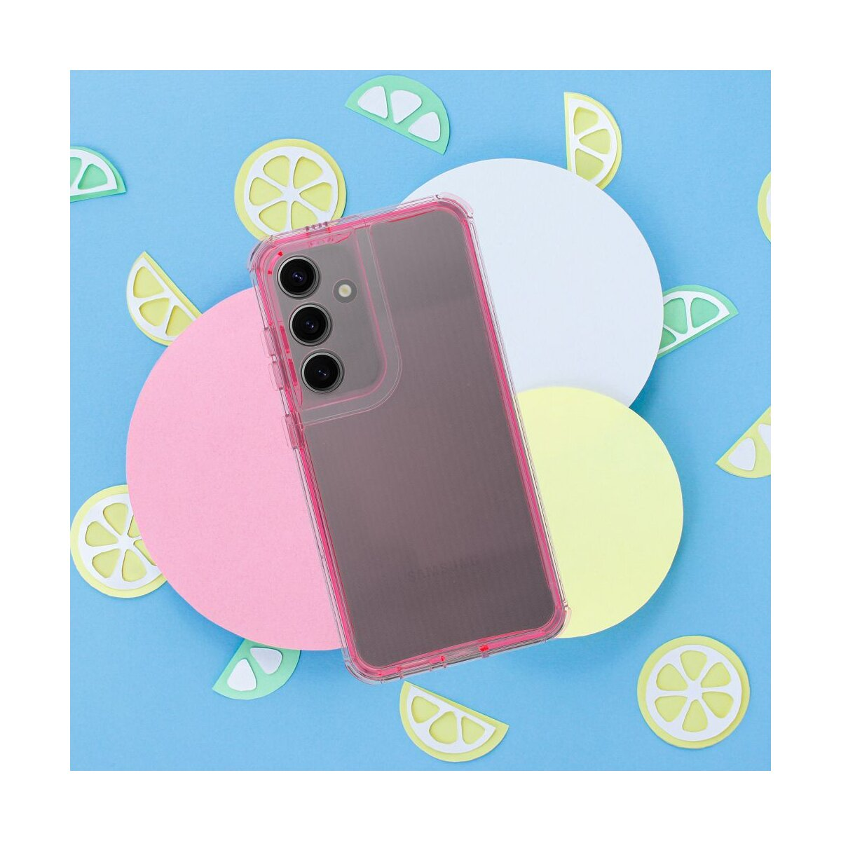 Una custodia per telefono con bordo rosa si trova su cerchi colorati e fette di limone di carta su sfondo blu.