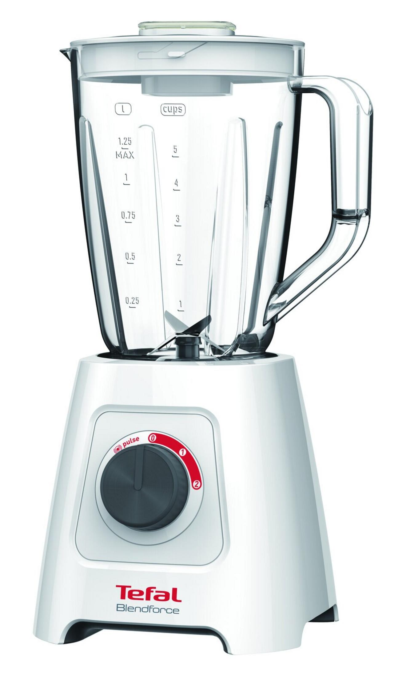 Ein weißer und transparenter Mixer. Er hat einen Glasbehälter mit Messungen und einen Drehregler an der Basis. Die Marke ist Tefal Blendforce.