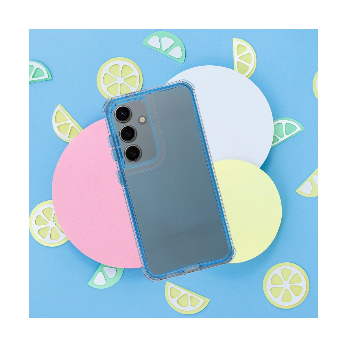 Un telefono in una custodia blu poggia su cerchi di carta colorati e fette di limone su sfondo blu. Il telefono è visibile.