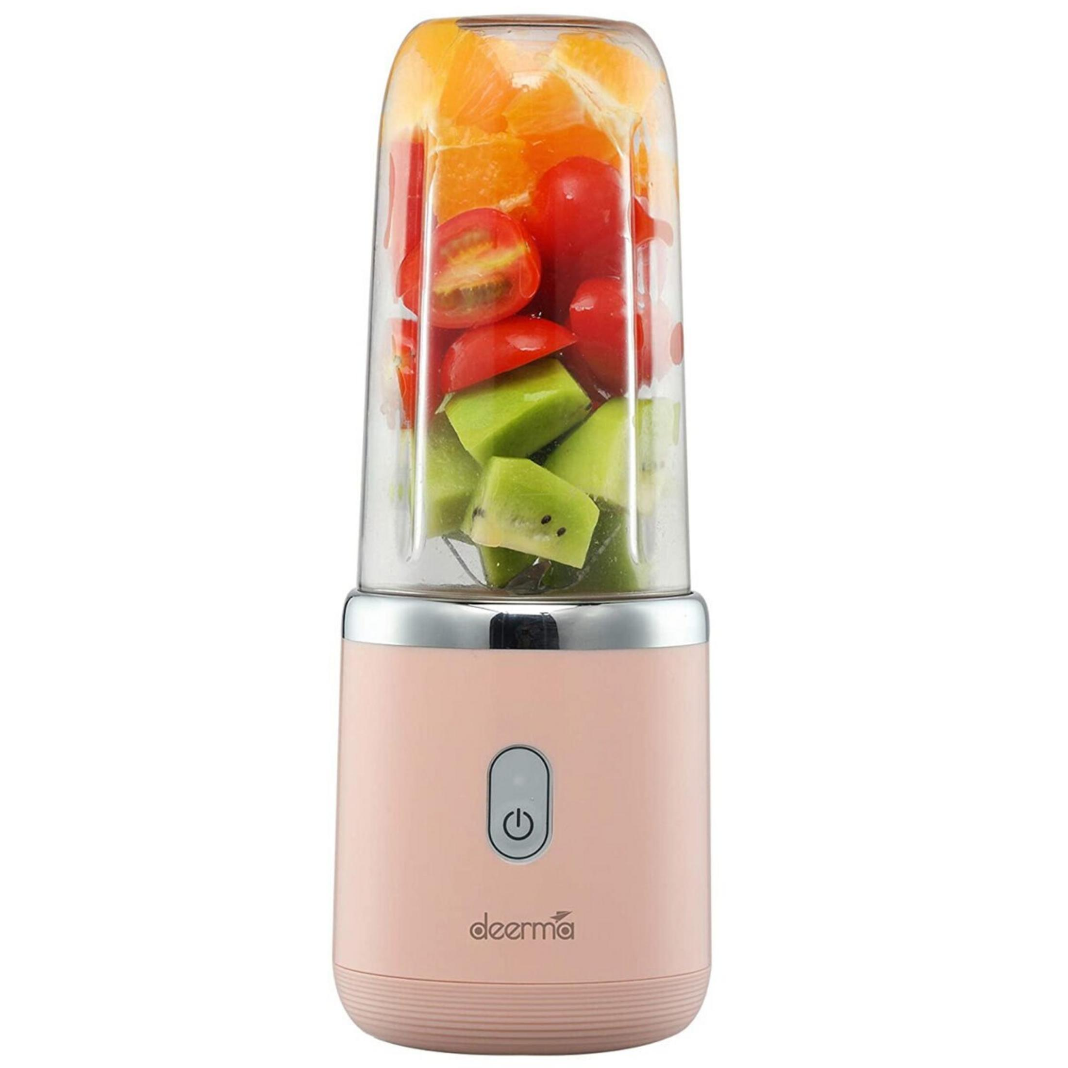 Un frullatore rosa pieno di frutta: arance, pomodori e kiwi. Il frullatore ha una base argentata e un pulsante di accensione.