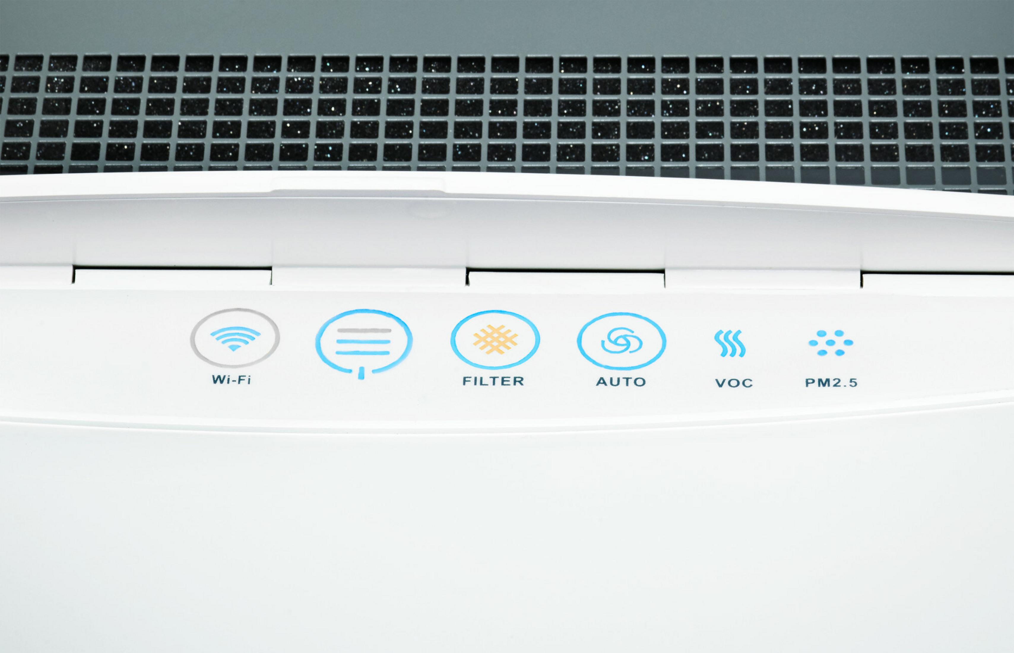 Nahaufnahme eines weißen Luftreiniger-Bedienfelds. Tasten zeigen Wi-Fi, Filter, Auto, VOC und PM2.5-Funktionen.