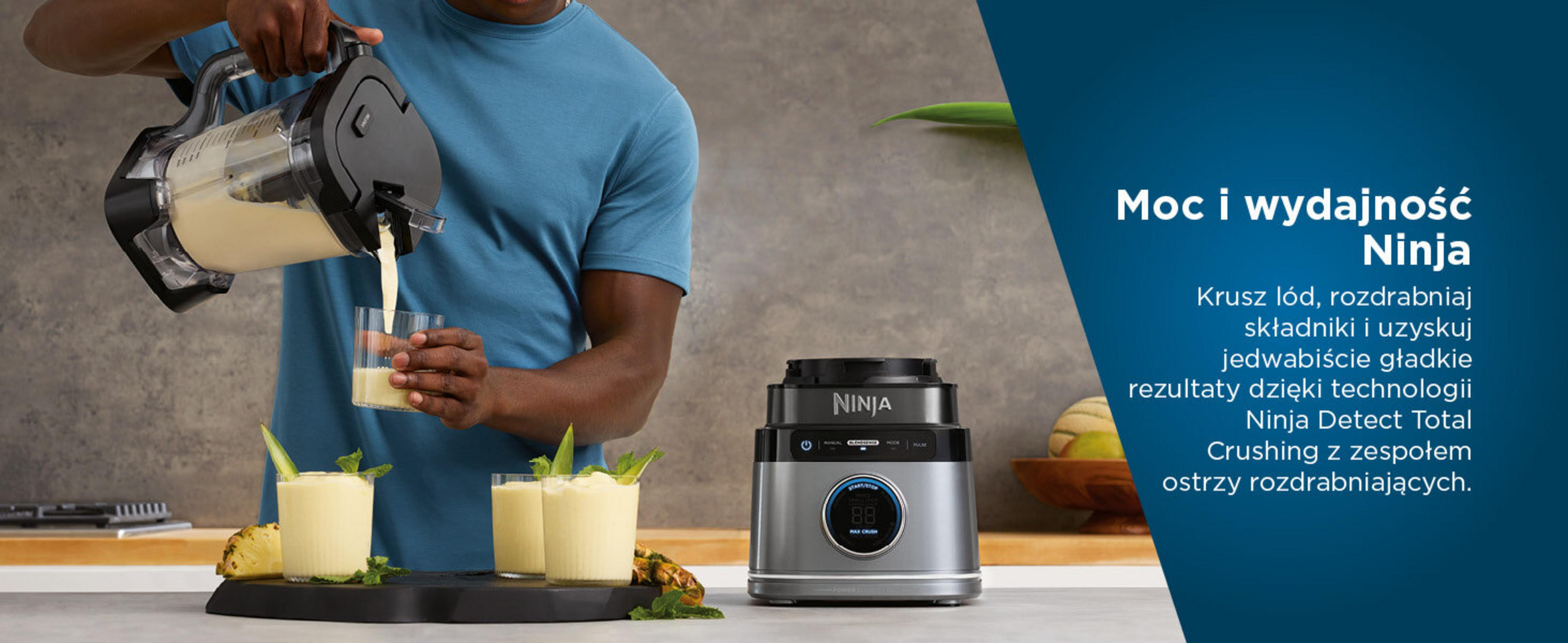 Osoba wlewa koktajl z blendera do szklanki. Dwie szklanki z koktajlami i blenderem stoją na stole.