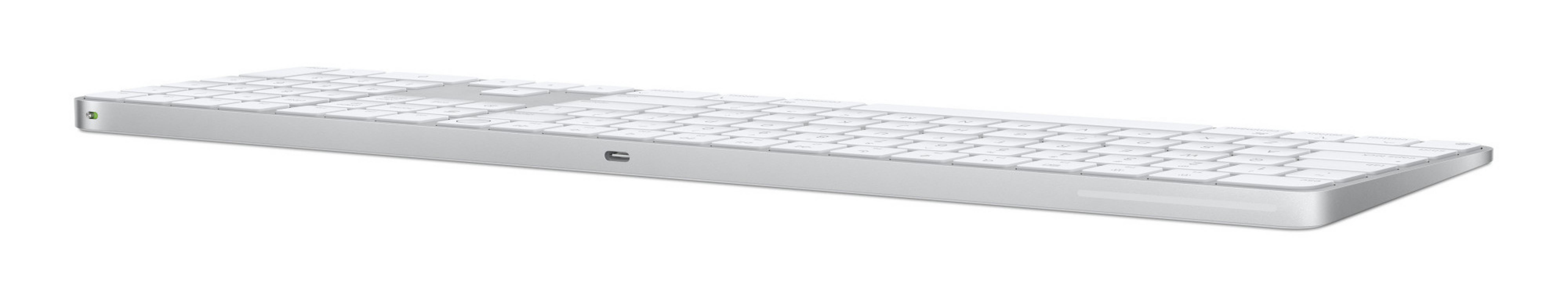 Eine weiße und silberne kabellose Tastatur auf weißem Hintergrund. Es hat einen Ziffernblock und ein grünes Licht.