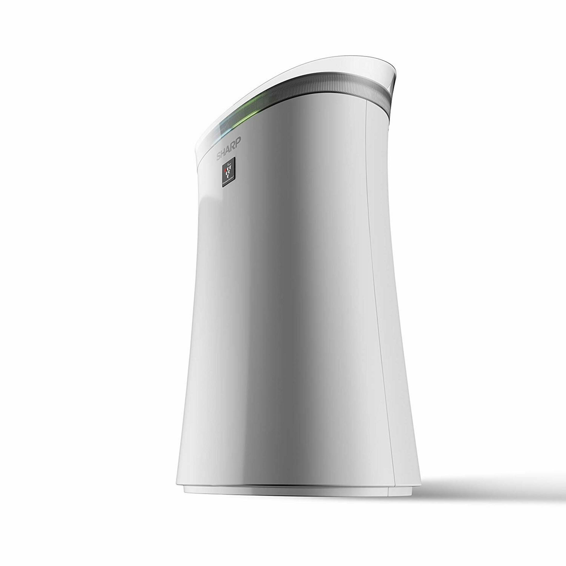 Biały oczyszczacz powietrza Sharp. Jest cylindryczny z zakrzywionym wierzchem i logo Sharp.