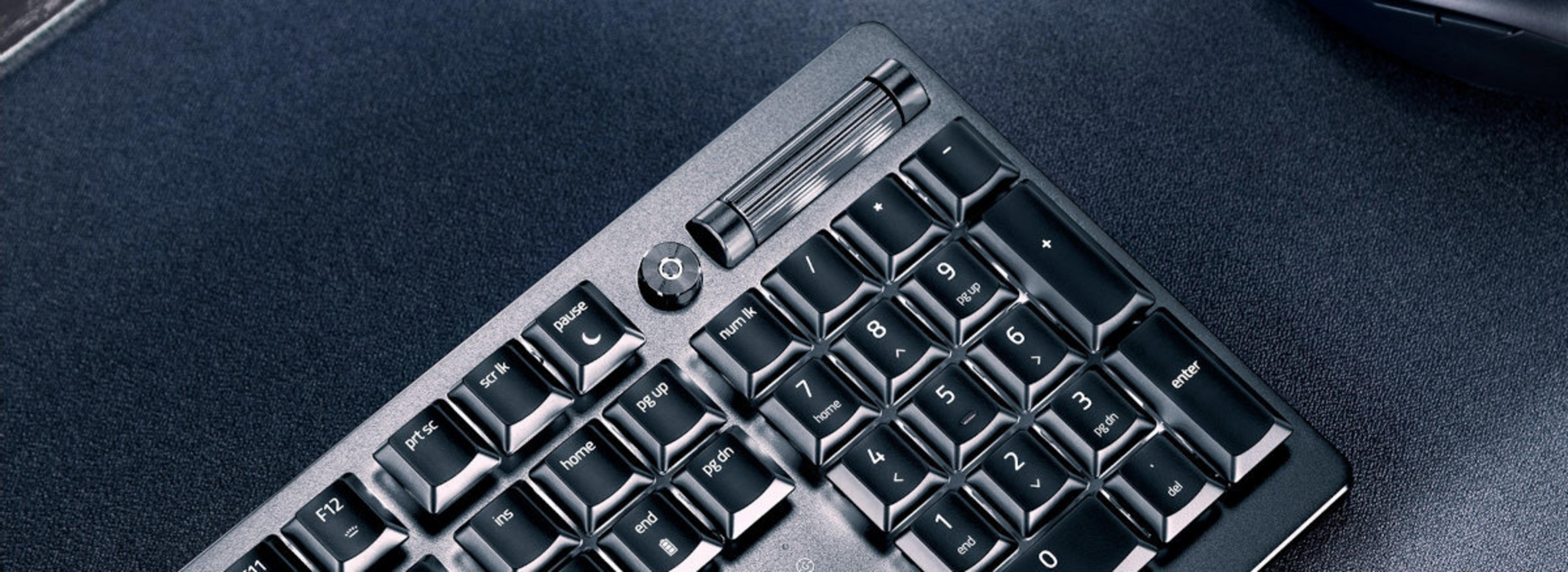 Zbliżenie czarnej klawiatury komputera ze srebrnymi akcentami, klawisze z liczbami, symbolami i funkcjami.