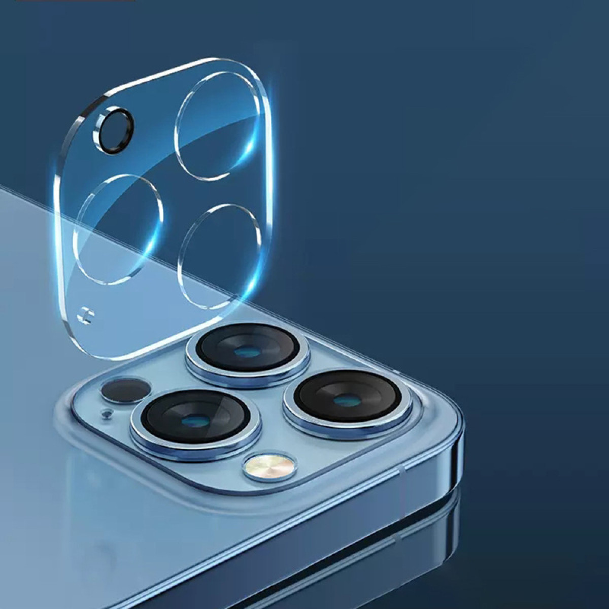 Protector de cámara de teléfono con cubierta transparente, tres lentes principales y dos más pequeñas, sobre fondo azul.