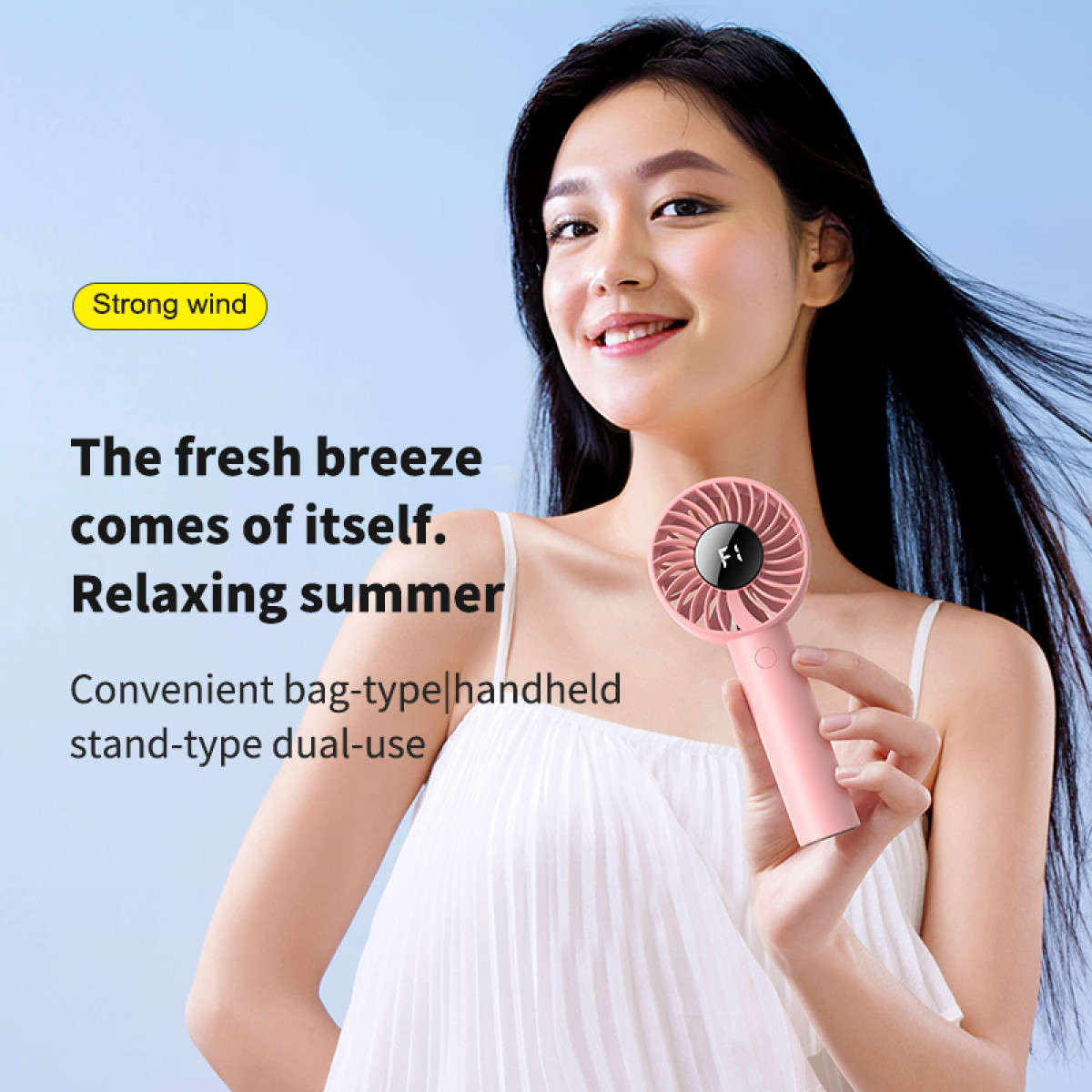 Kobieta uśmiecha się, trzymając różowy wentylator ręczny. Tekst: „Silny wiatr”, „Świeża bryza przychodzi sama. Relaksujące lato”.