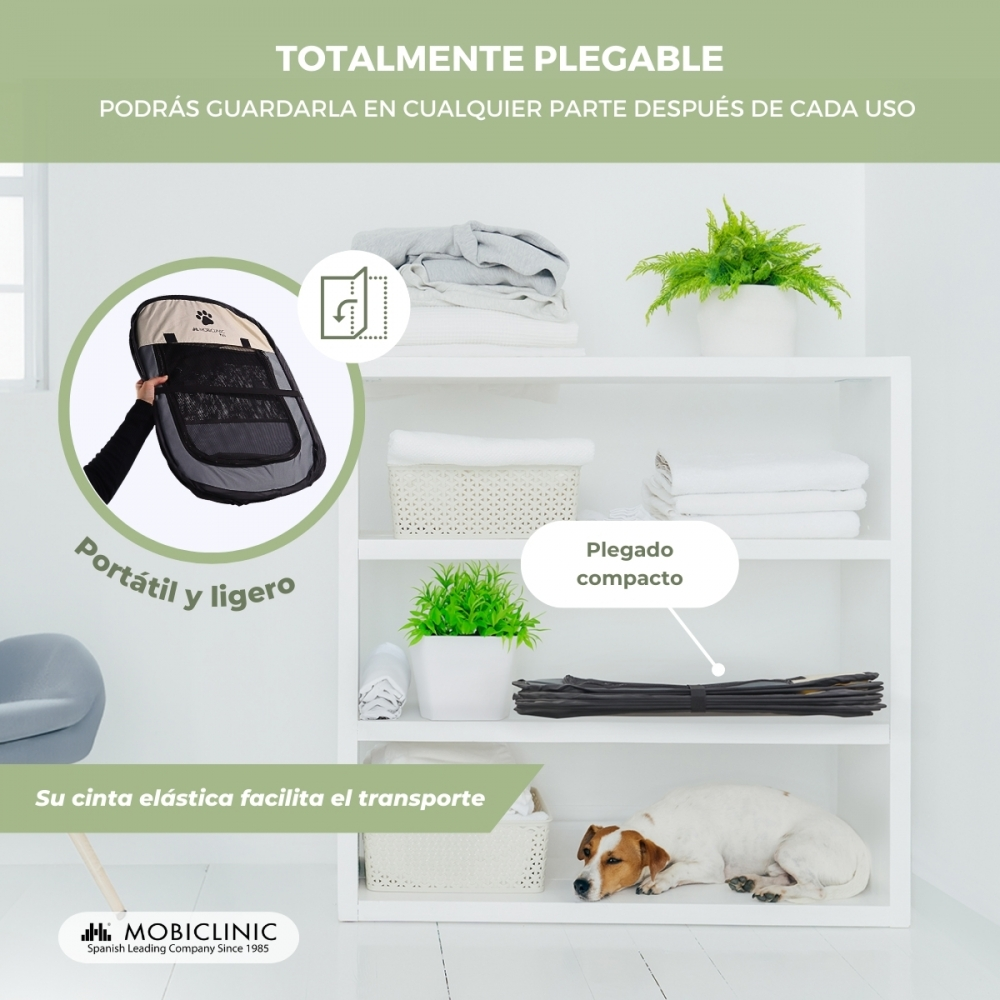 Se muestra un transportín plegable para mascotas abierto y plegado. Un perro descansa frente a una estantería blanca.