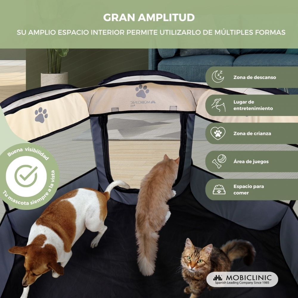 Un perro y dos gatos dentro de un parque para mascotas. El texto en el parque incluye 'Gran amplitud' e iconos para descansar, jugar y comer.