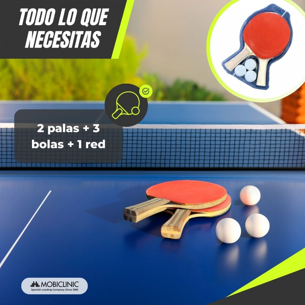 Una mesa de ping pong azul con red. Dos paletas rojas y tres pelotas blancas están sobre la mesa. Se muestra un paquete de paletas y pelotas.