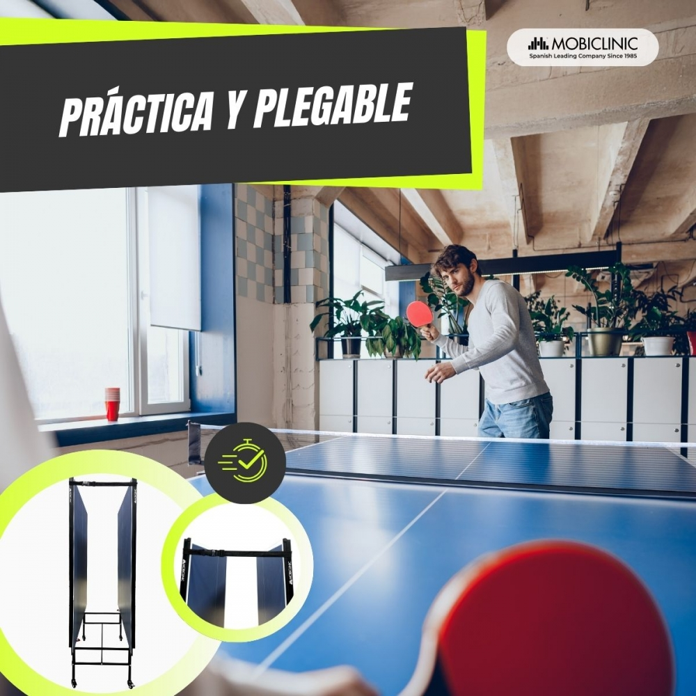 Hombre jugando al ping pong con una paleta roja. La mesa tiene una red. Se muestra una mesa de ping pong plegable.