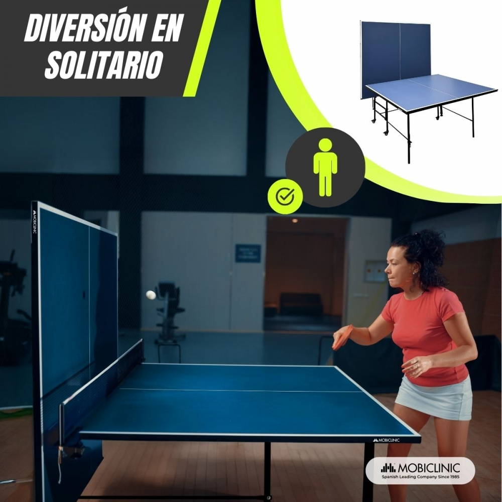 Una mujer juega al ping pong. Lleva una camisa roja y una falda blanca. Hay una mesa de ping pong azul frente a ella.