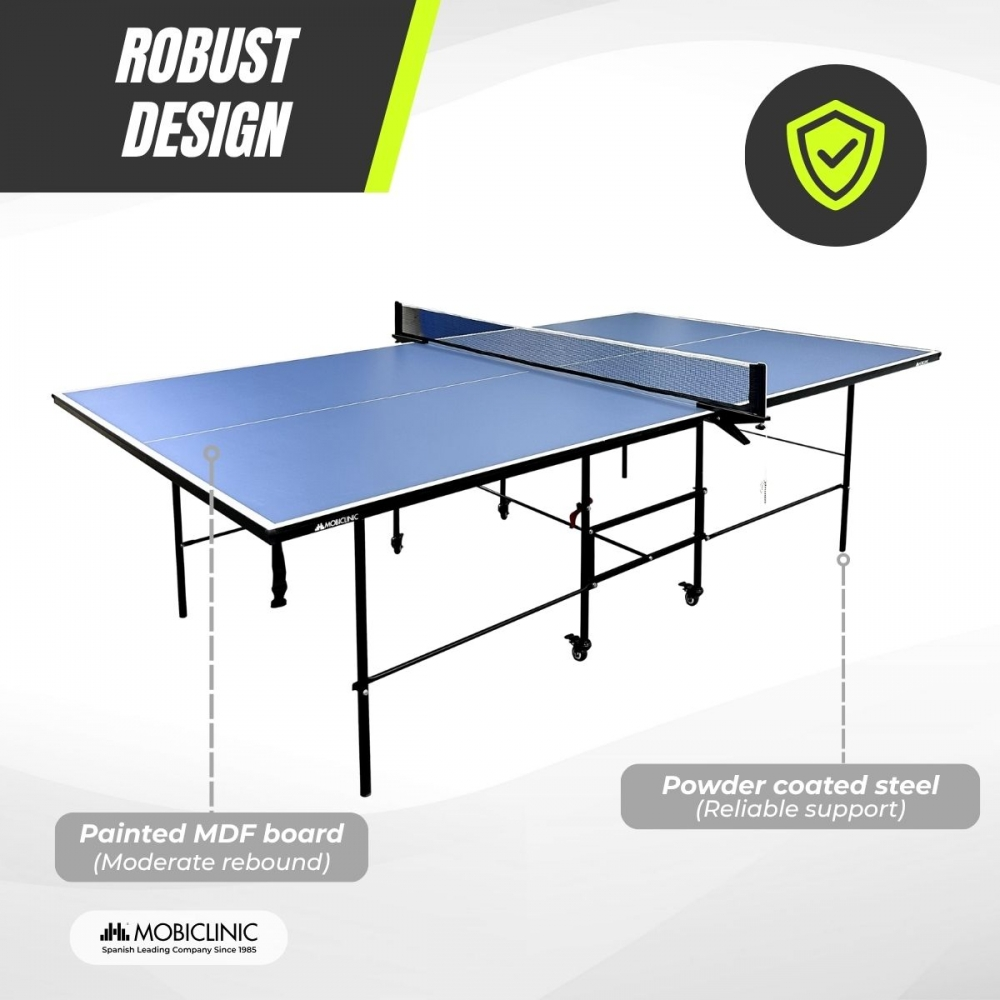 Una mesa de ping pong azul con red negra, patas de acero negro y borde blanco. El texto menciona diseño robusto y características.