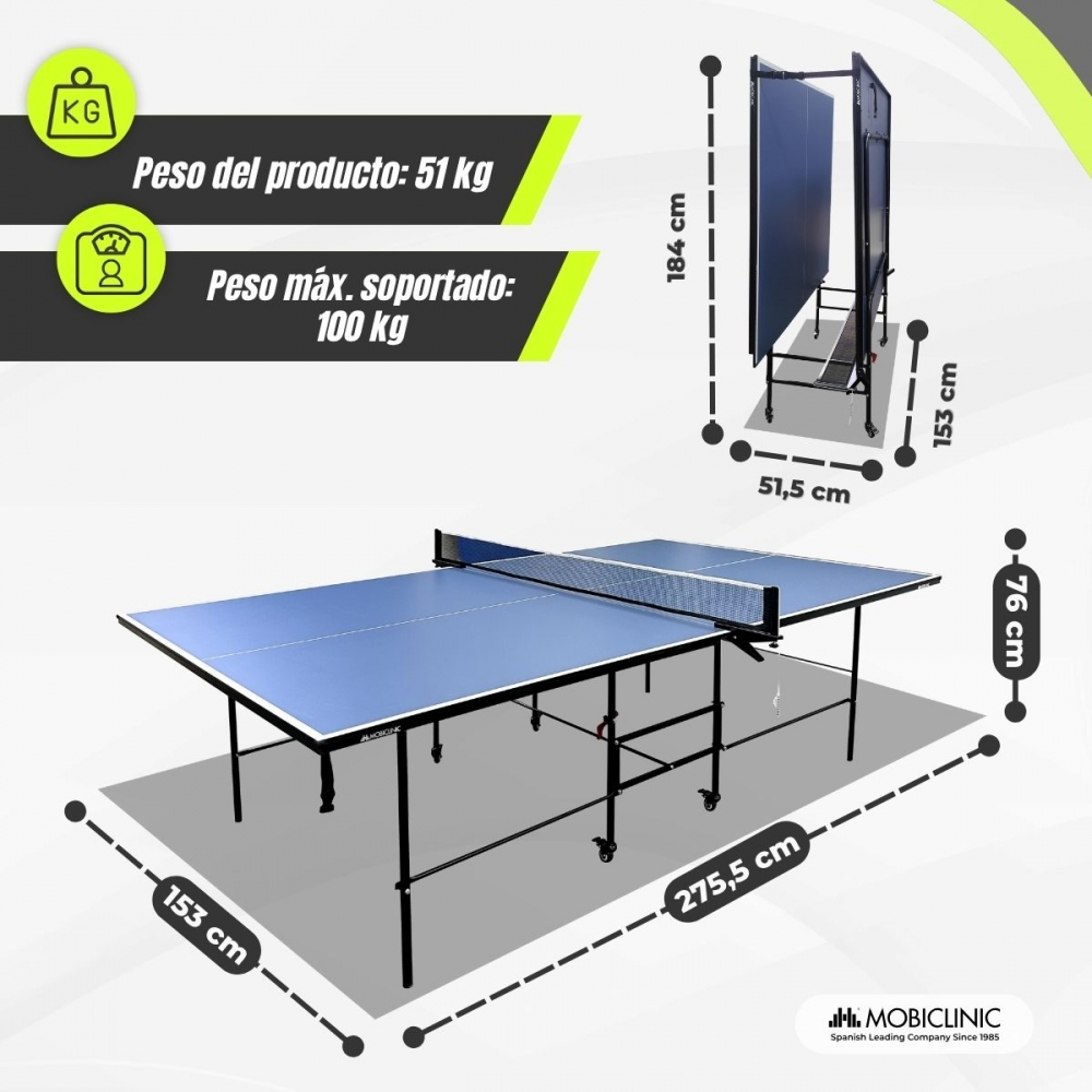 Una mesa de ping pong azul con patas negras, red y dimensiones. El texto muestra el peso y las dimensiones en cm. Una segunda mesa detrás.